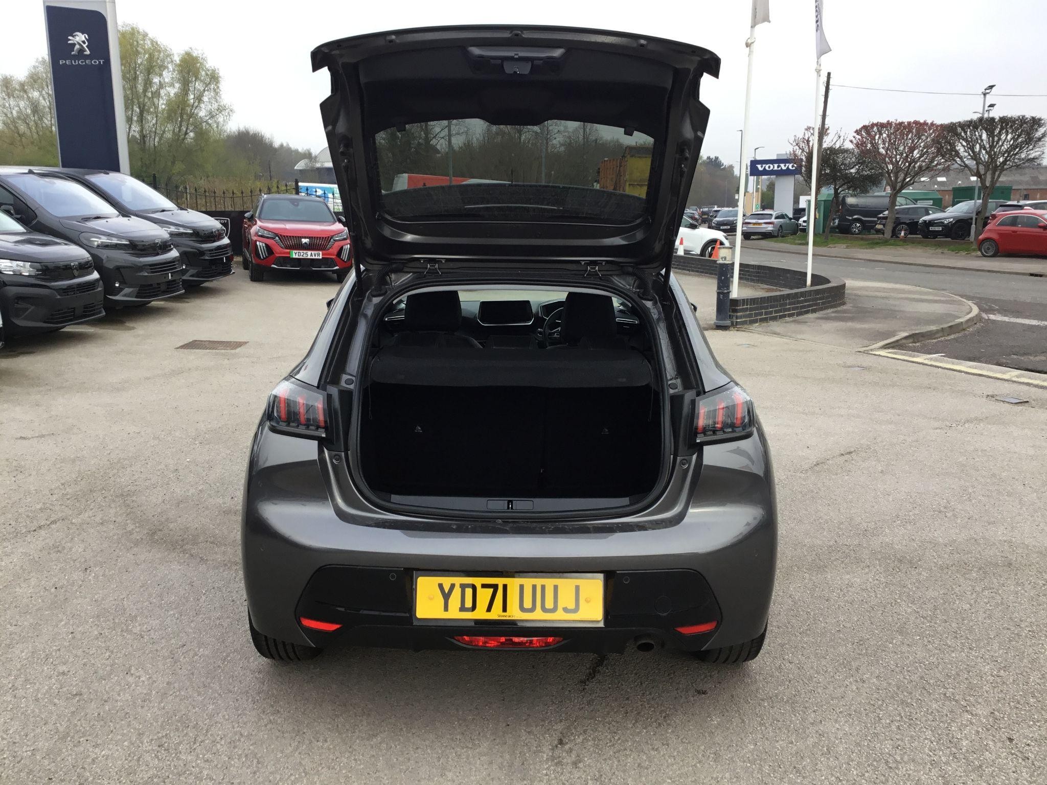 Peugeot 208 Image 9