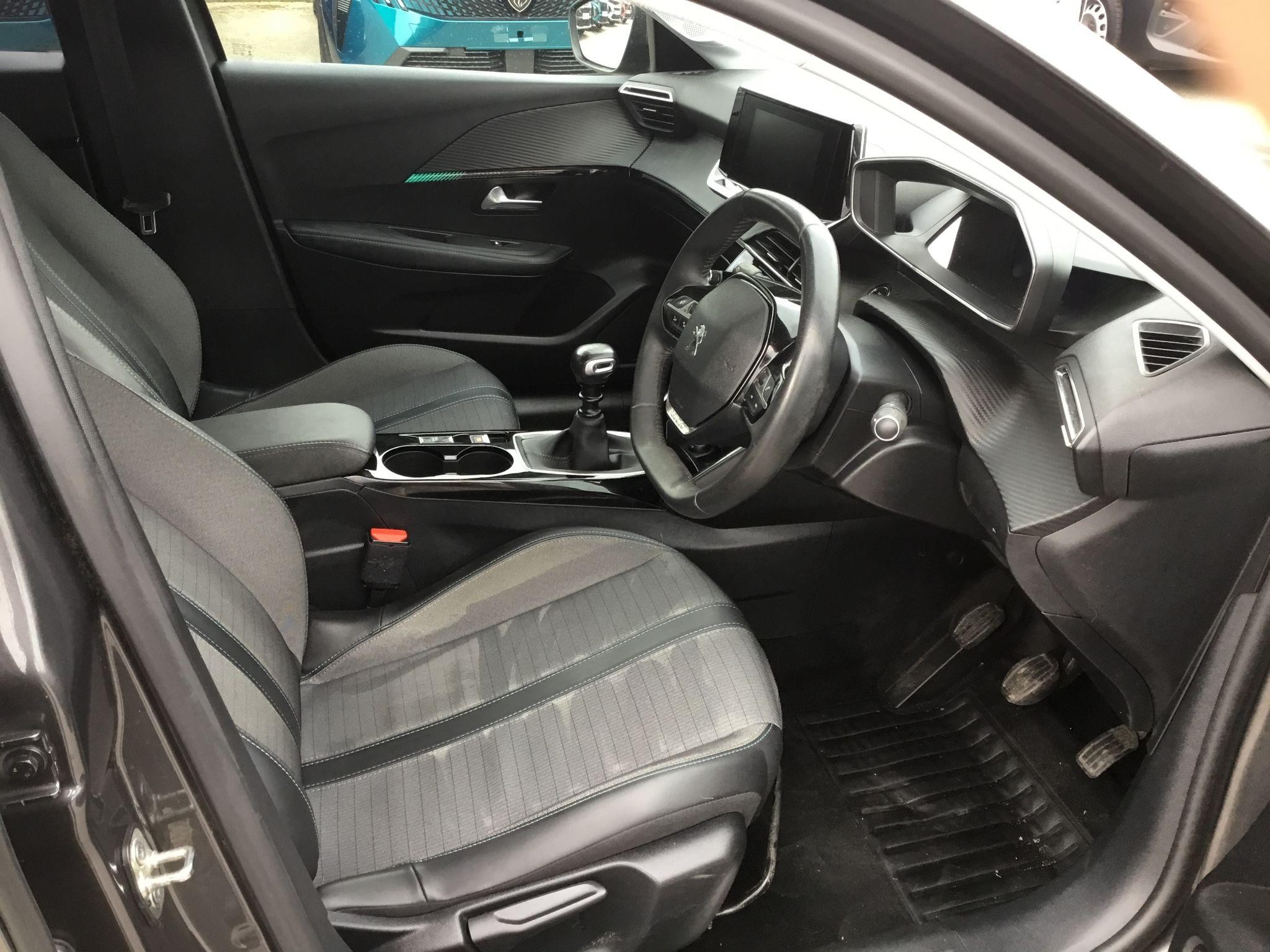 Peugeot 208 Image 14