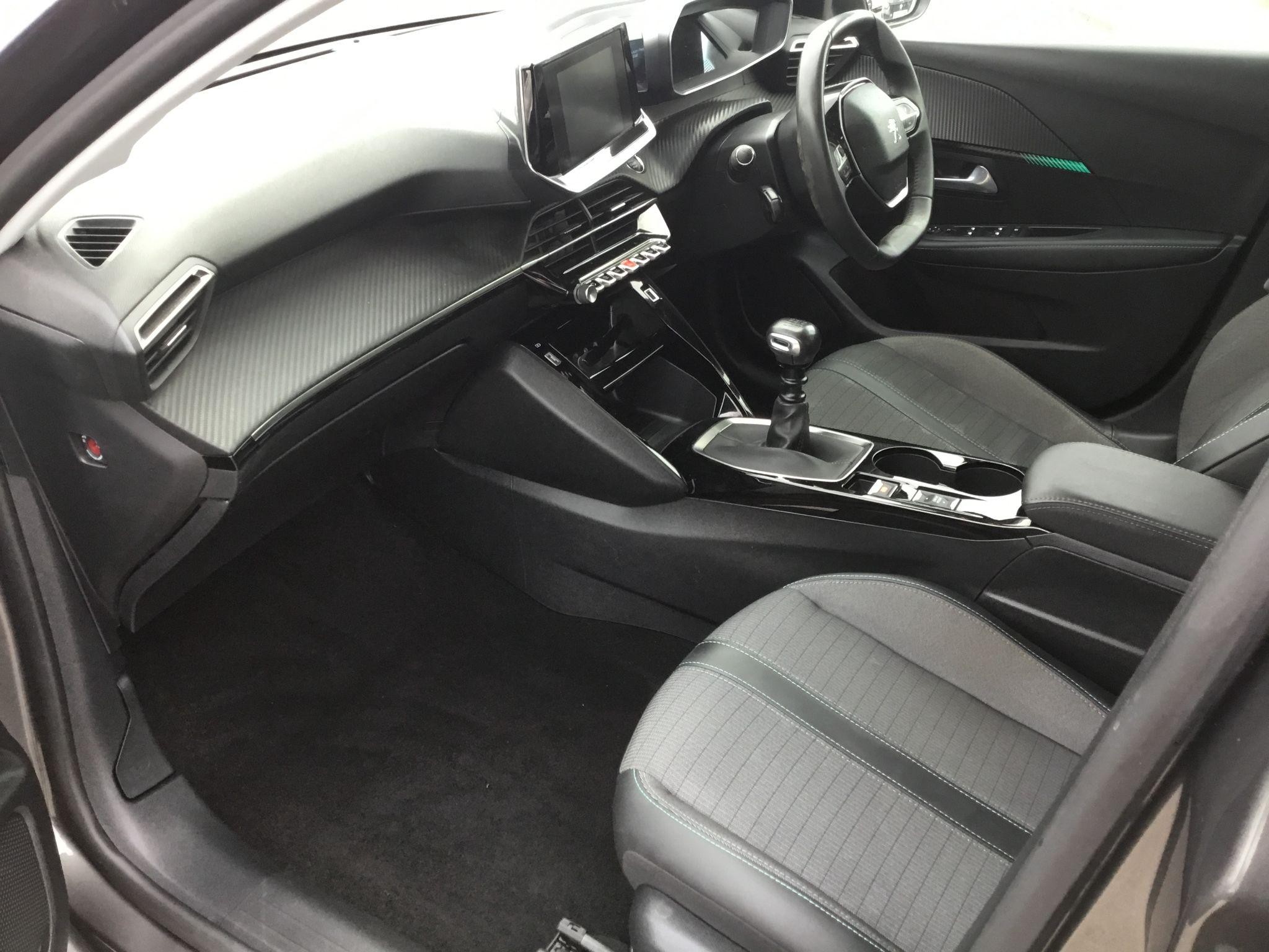 Peugeot 208 Image 16