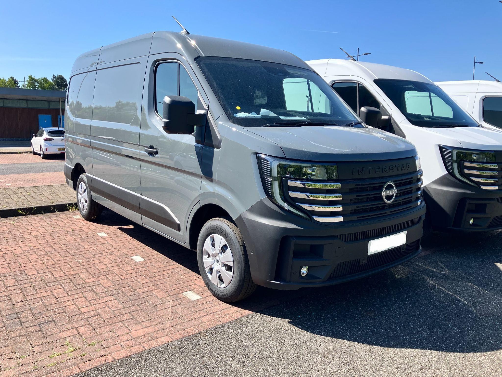 Nissan Interstar Image 1