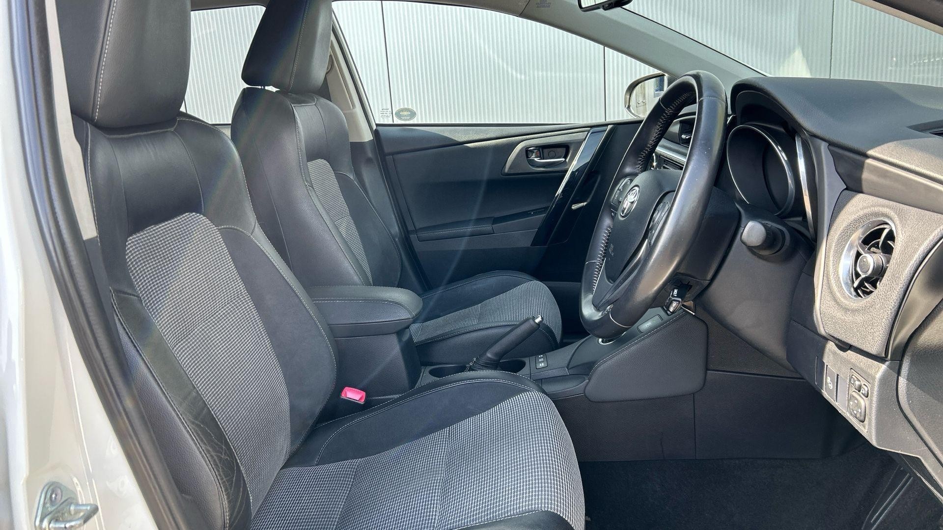Toyota Auris Image 17