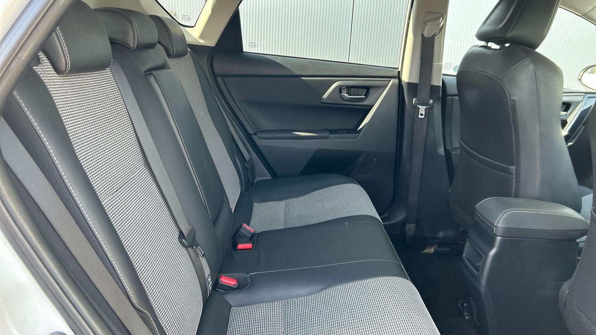 Toyota Auris Image 18