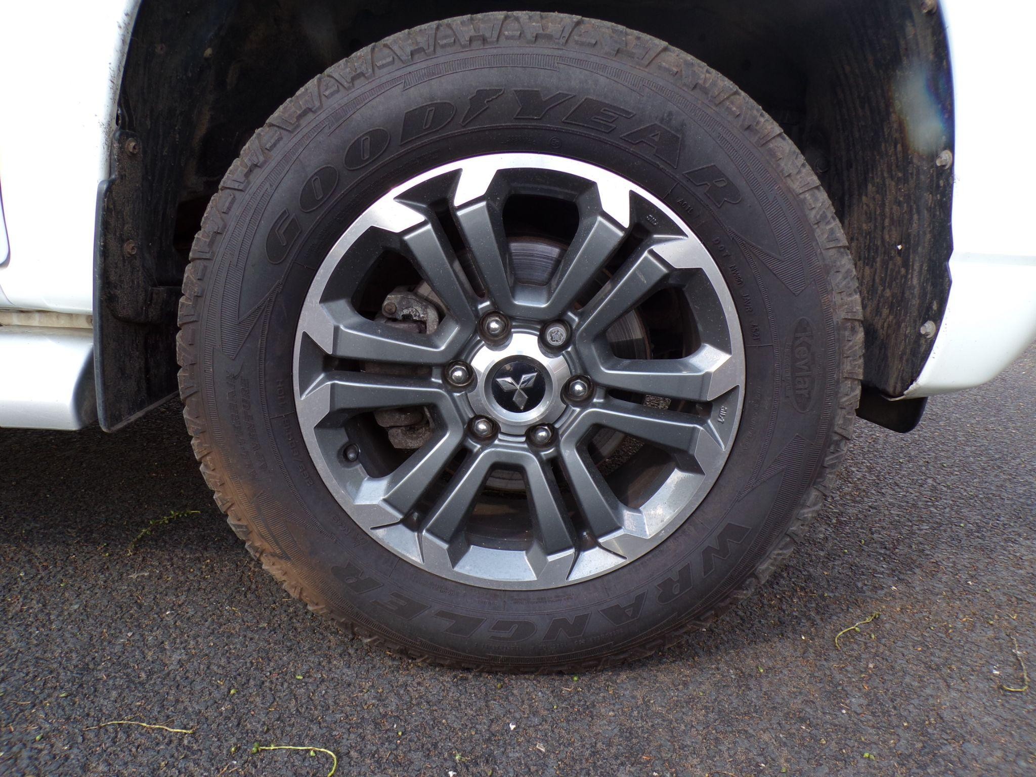 Mitsubishi L200 Image 9