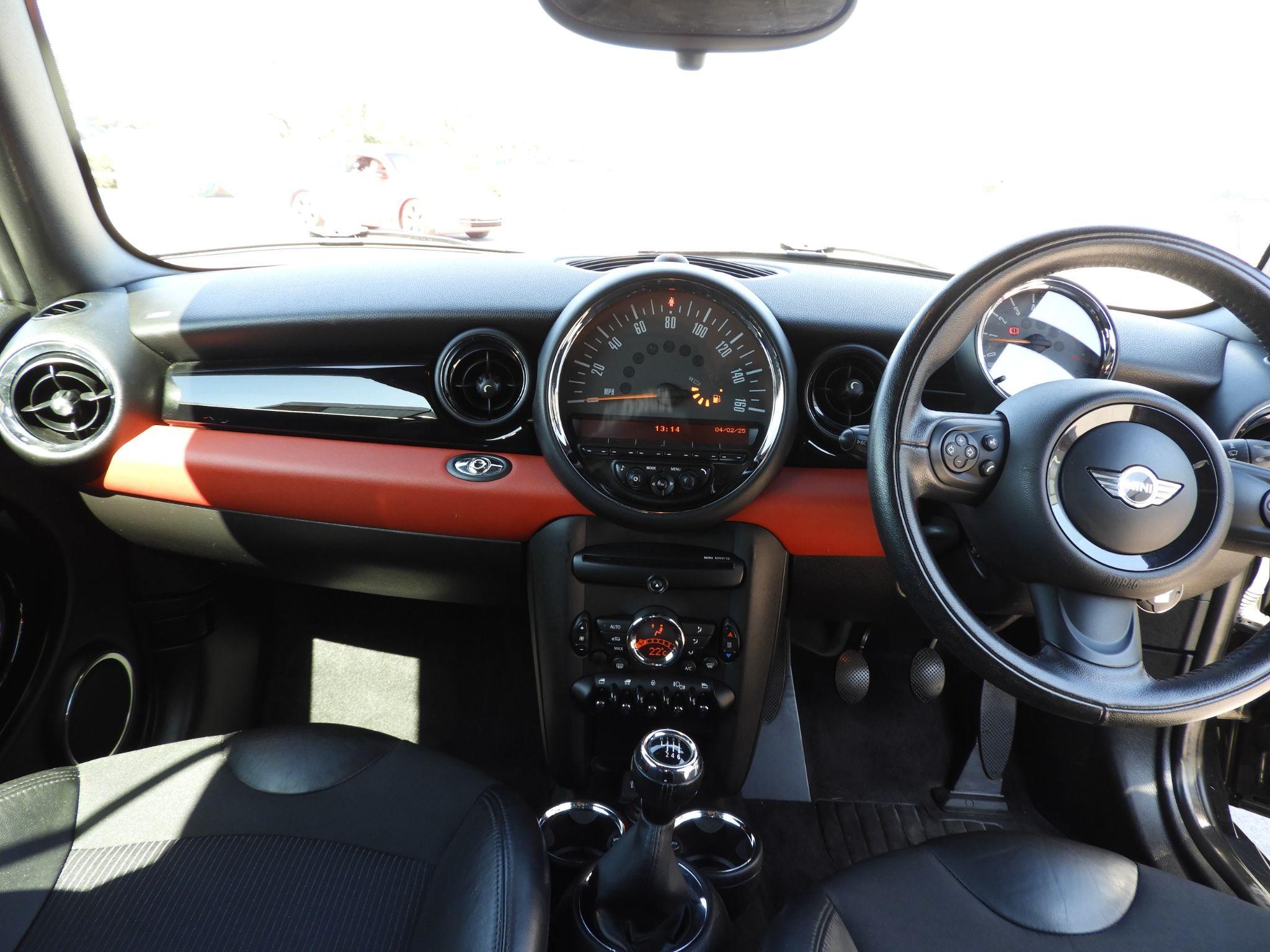 MINI Convertible Image 13