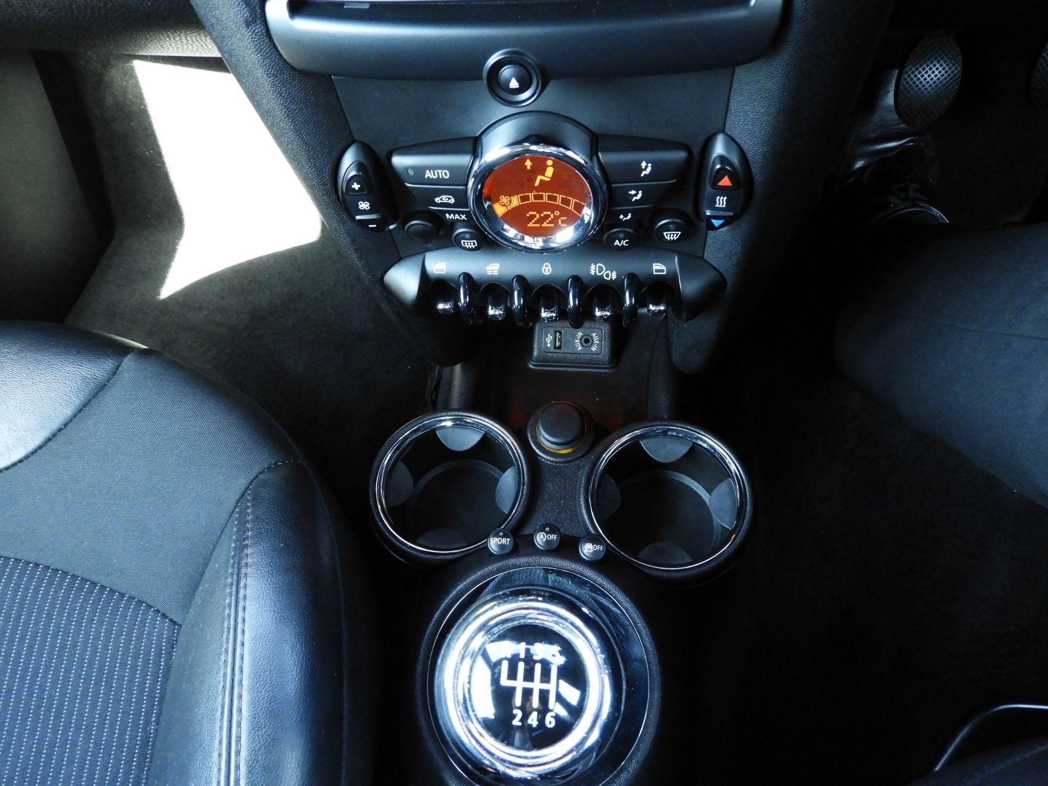 MINI Convertible Image 15