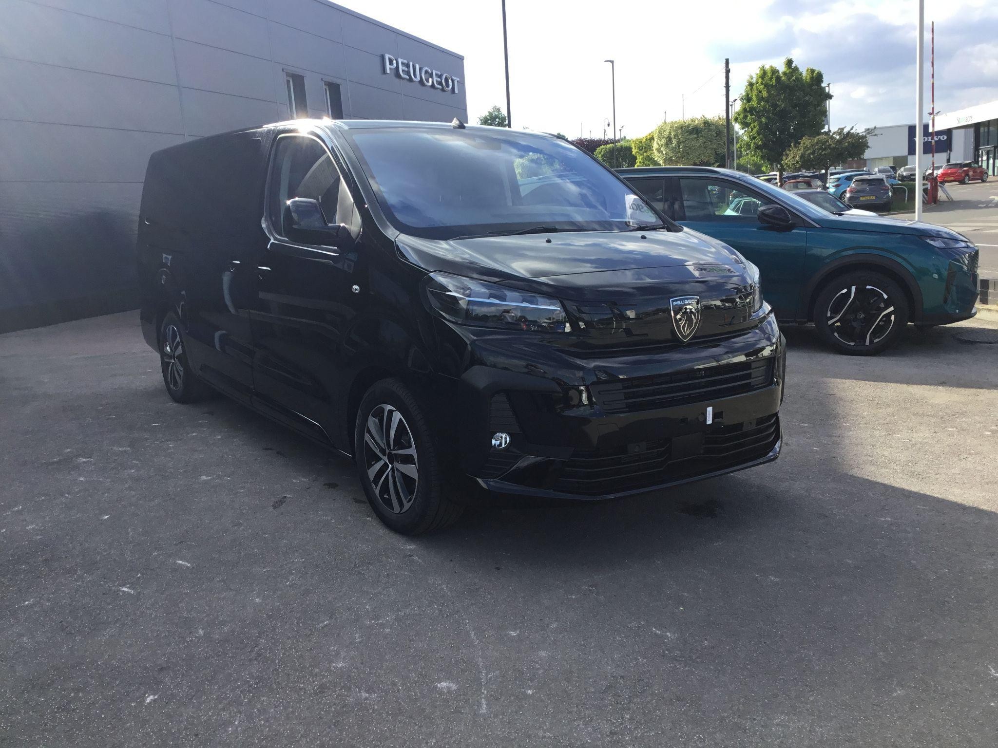 Peugeot E-Traveller Image 1