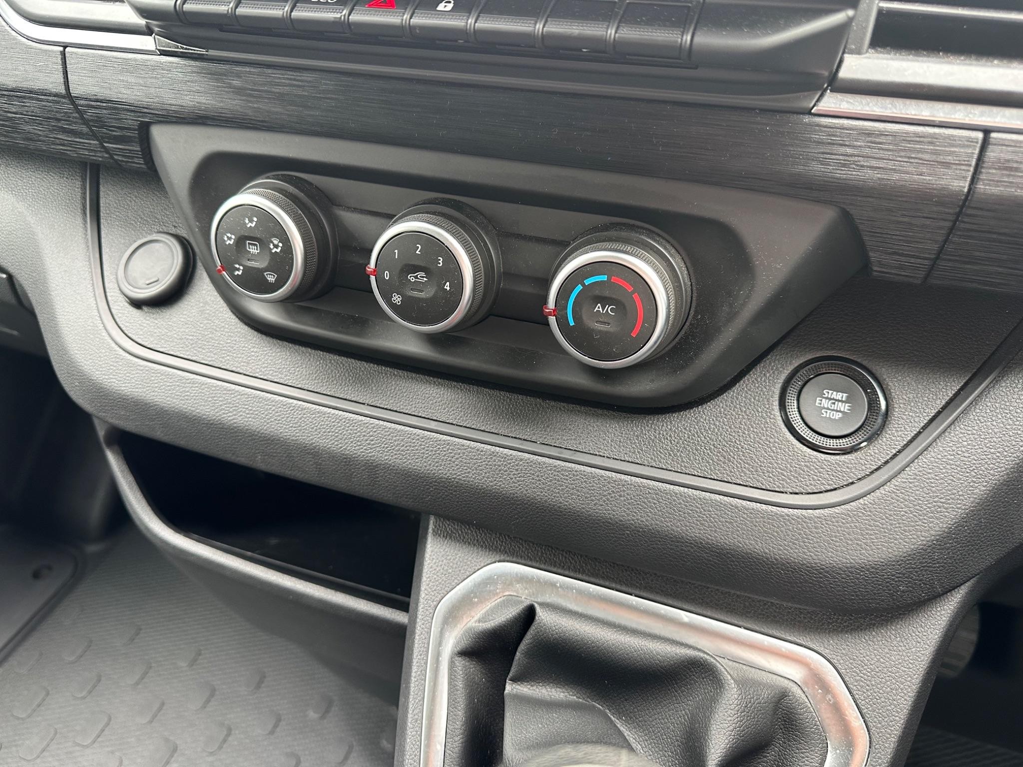 Renault Trafic Image 28