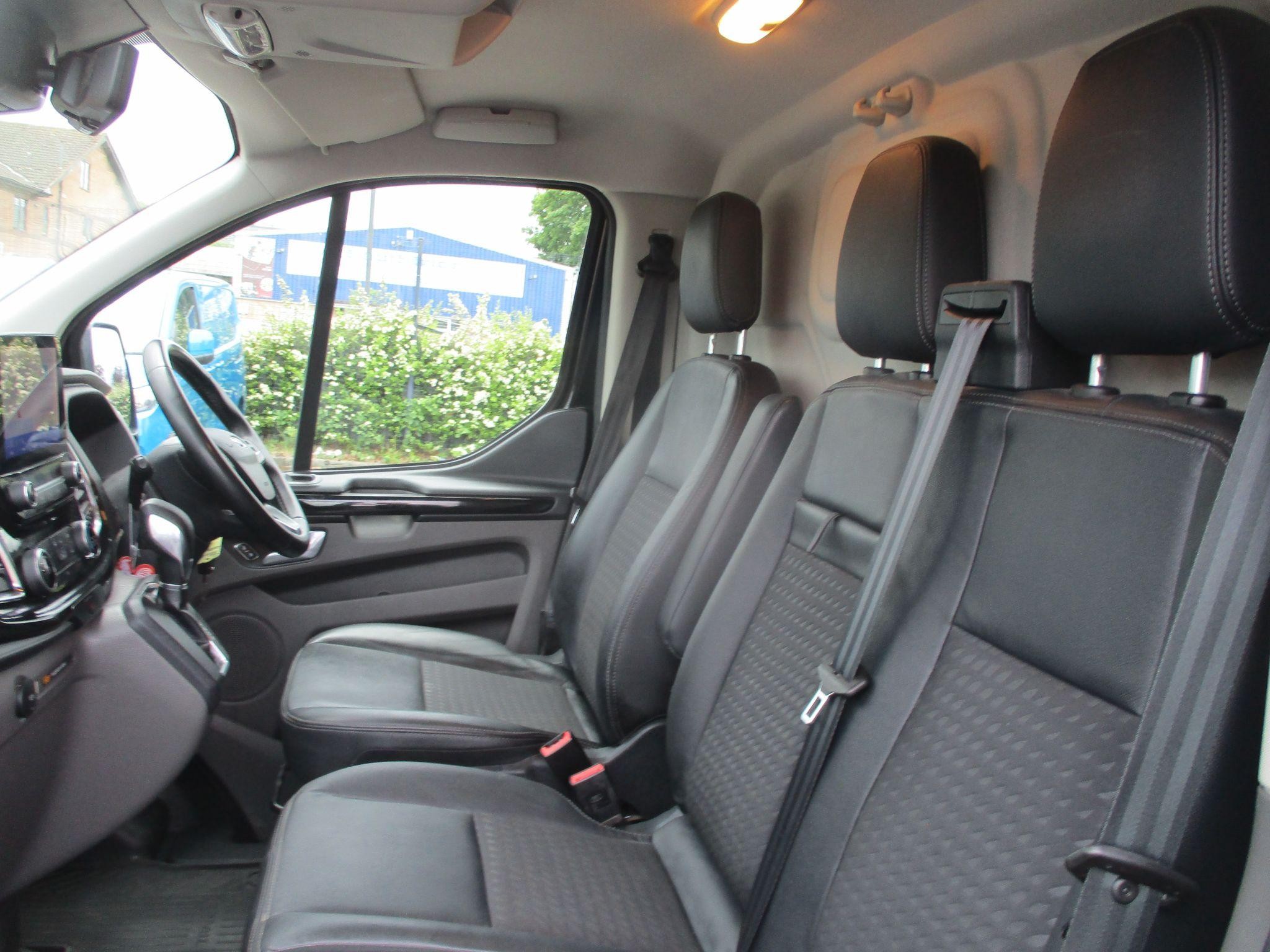 Ford Transit Custom Image 21
