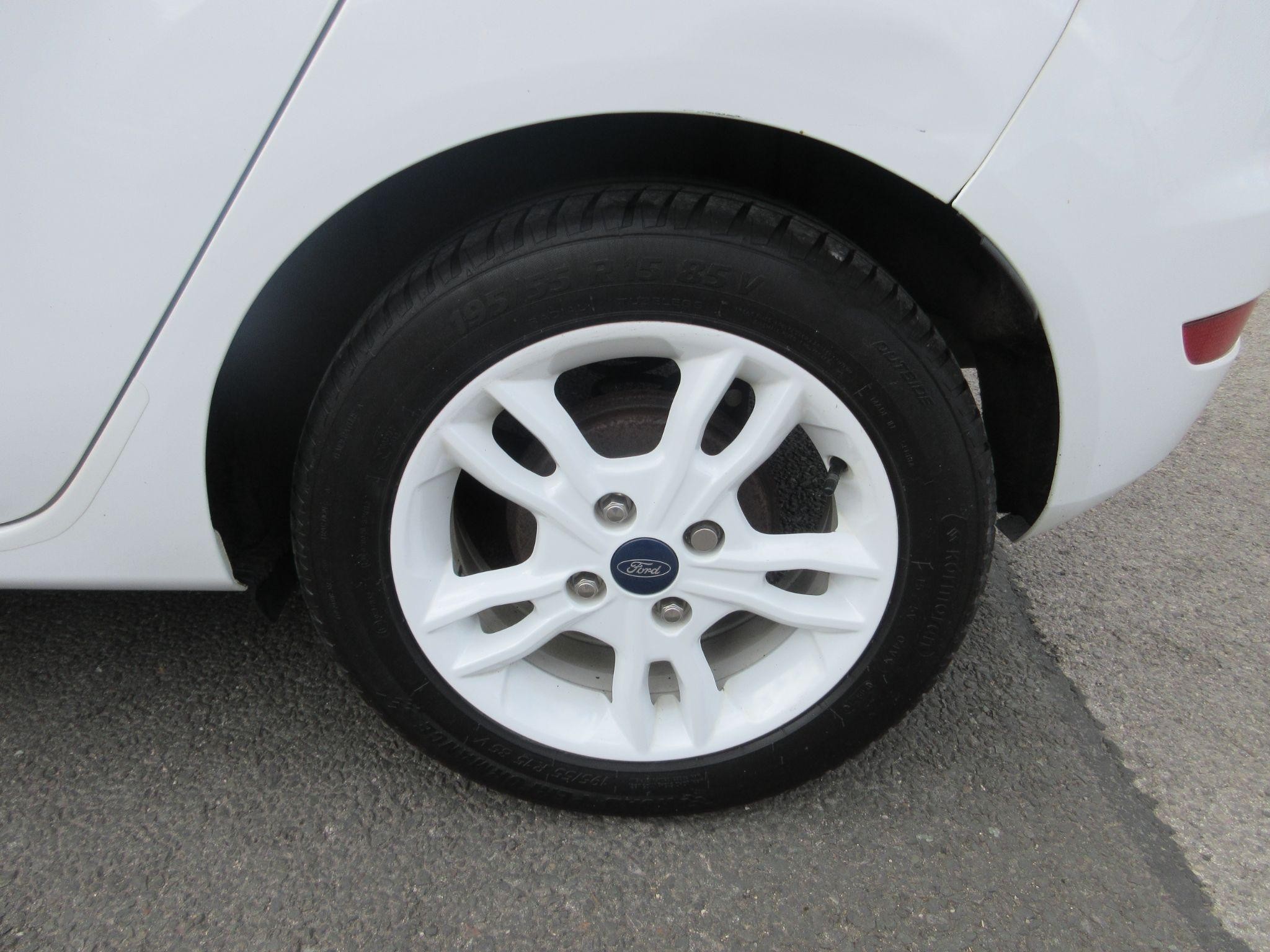 Ford Fiesta Image 11