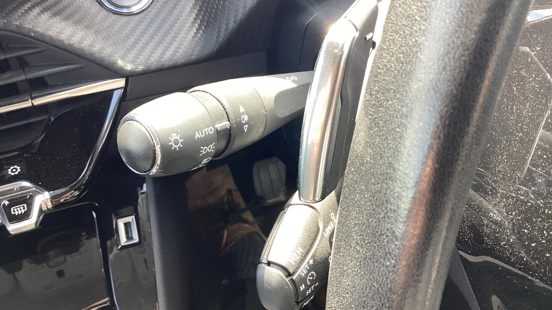 Peugeot 208 Image 18