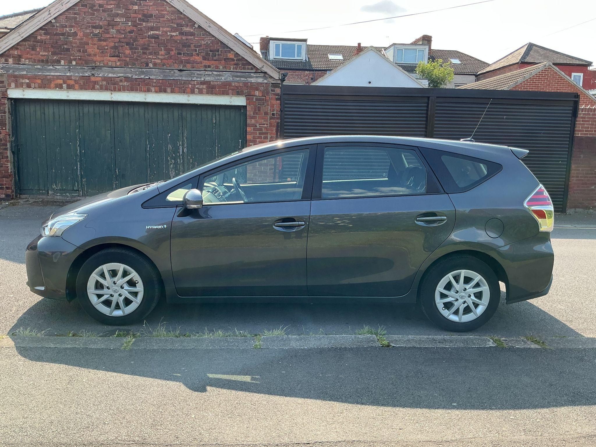 Toyota Prius+ Image 8