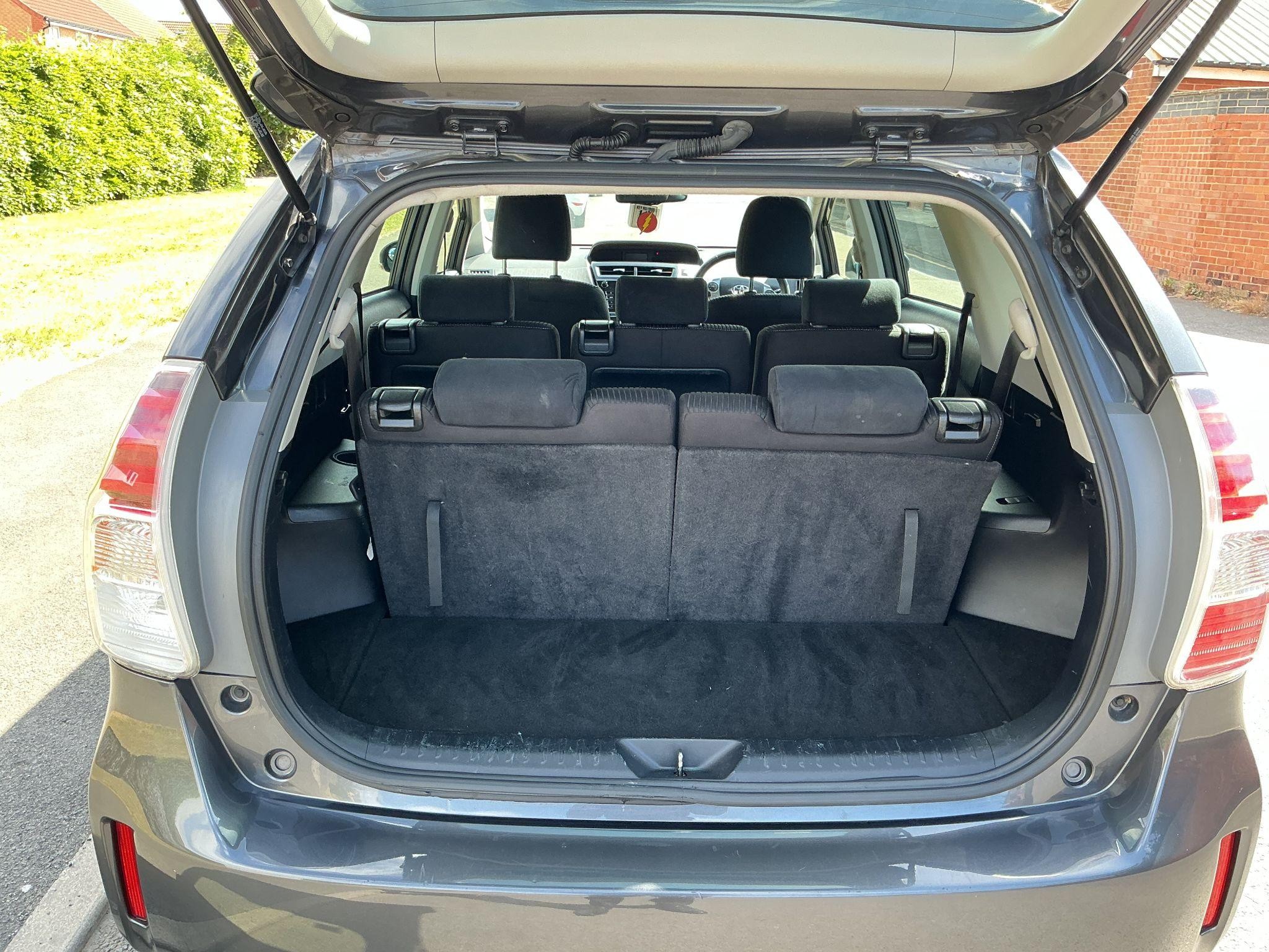 Toyota Prius+ Image 16
