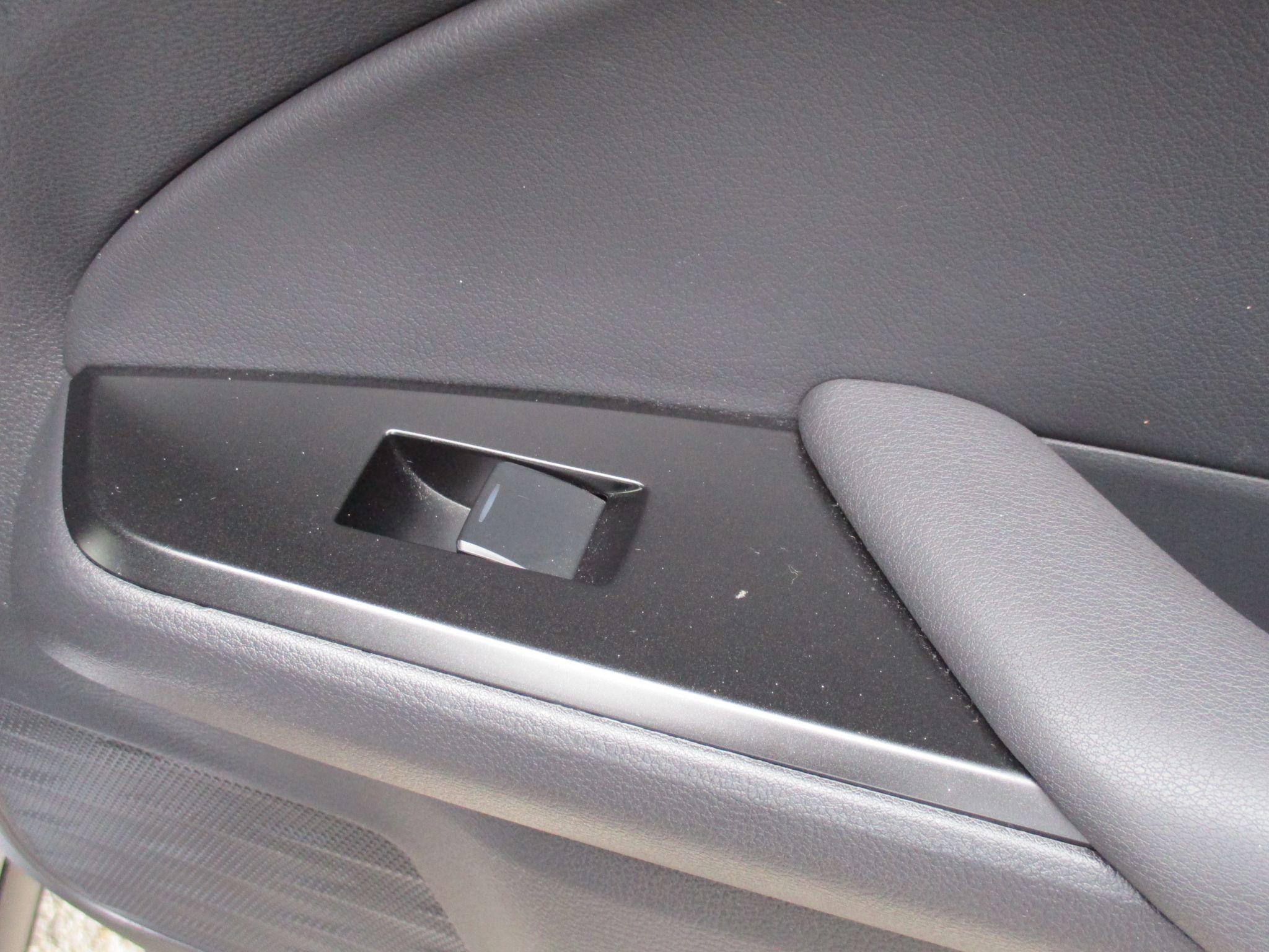 Lexus UX Self-Charging Hybrid Image 24