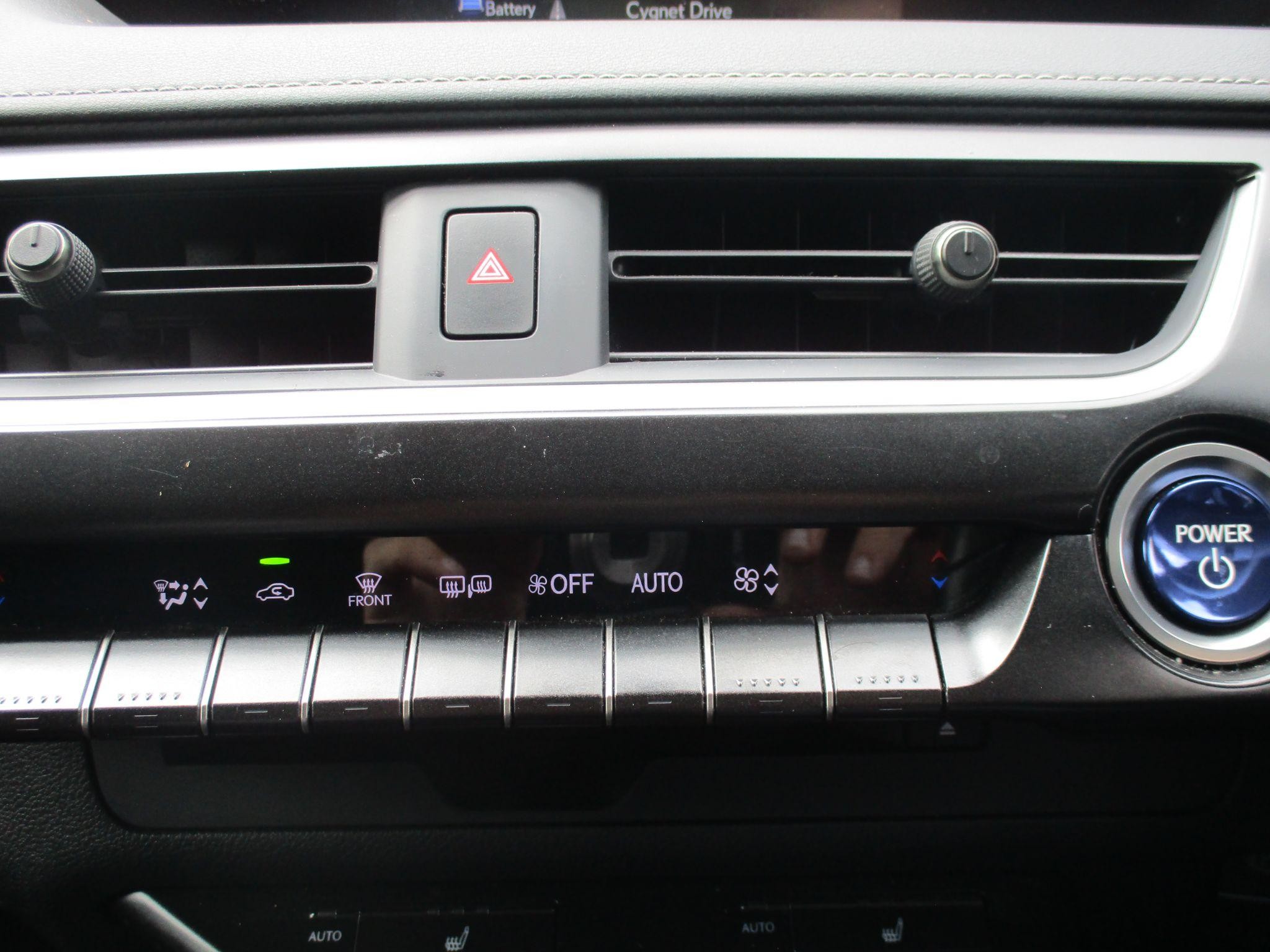 Lexus UX Self-Charging Hybrid Image 36