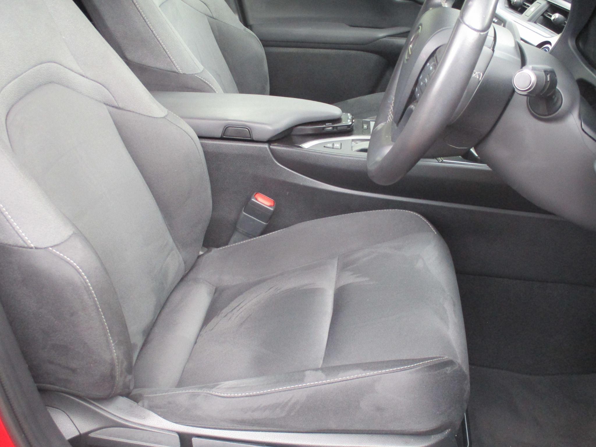 Lexus UX Self-Charging Hybrid Image 25