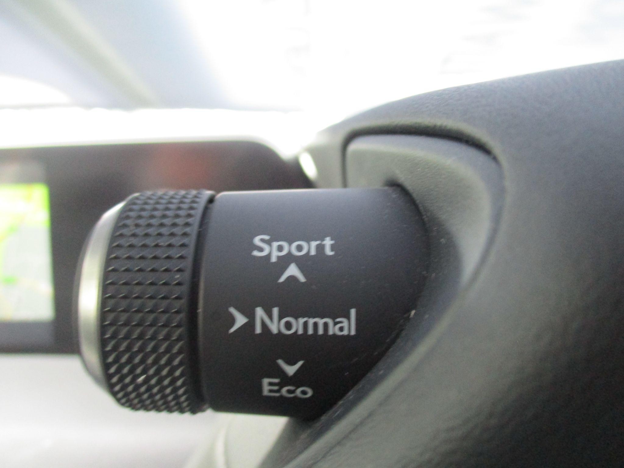 Lexus UX Self-Charging Hybrid Image 32