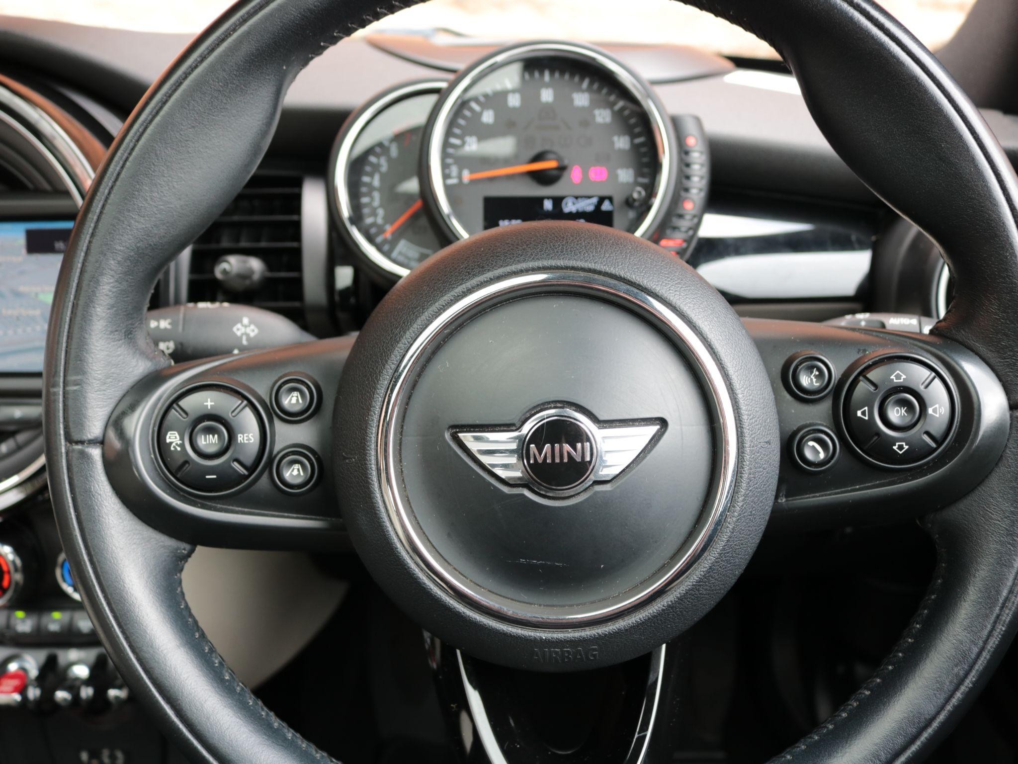 MINI Hatch Image 16