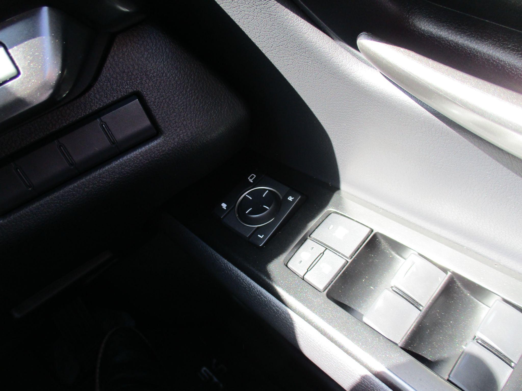 Lexus UX Self-Charging Hybrid Image 72