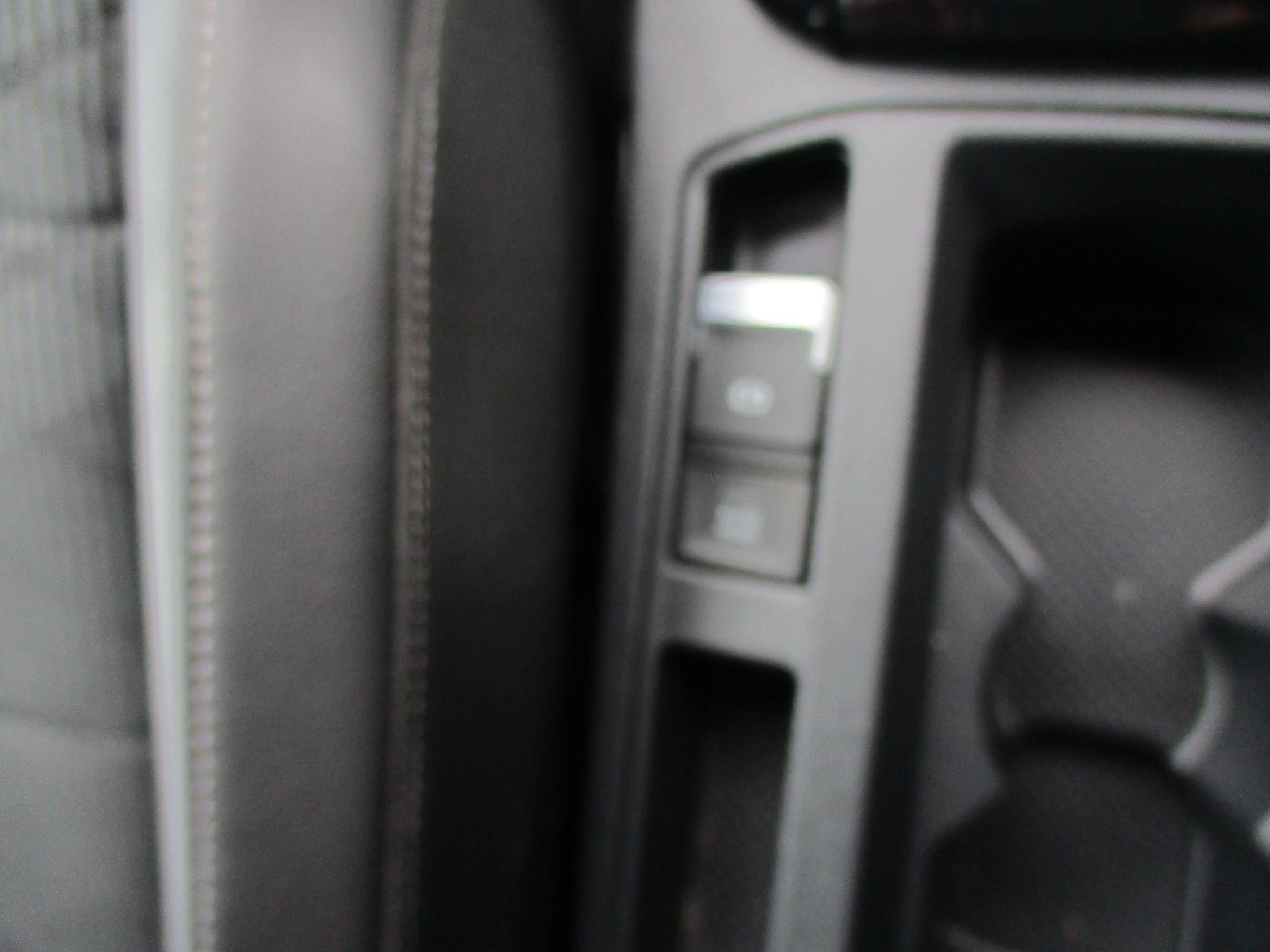 Volkswagen T-Roc Image 25