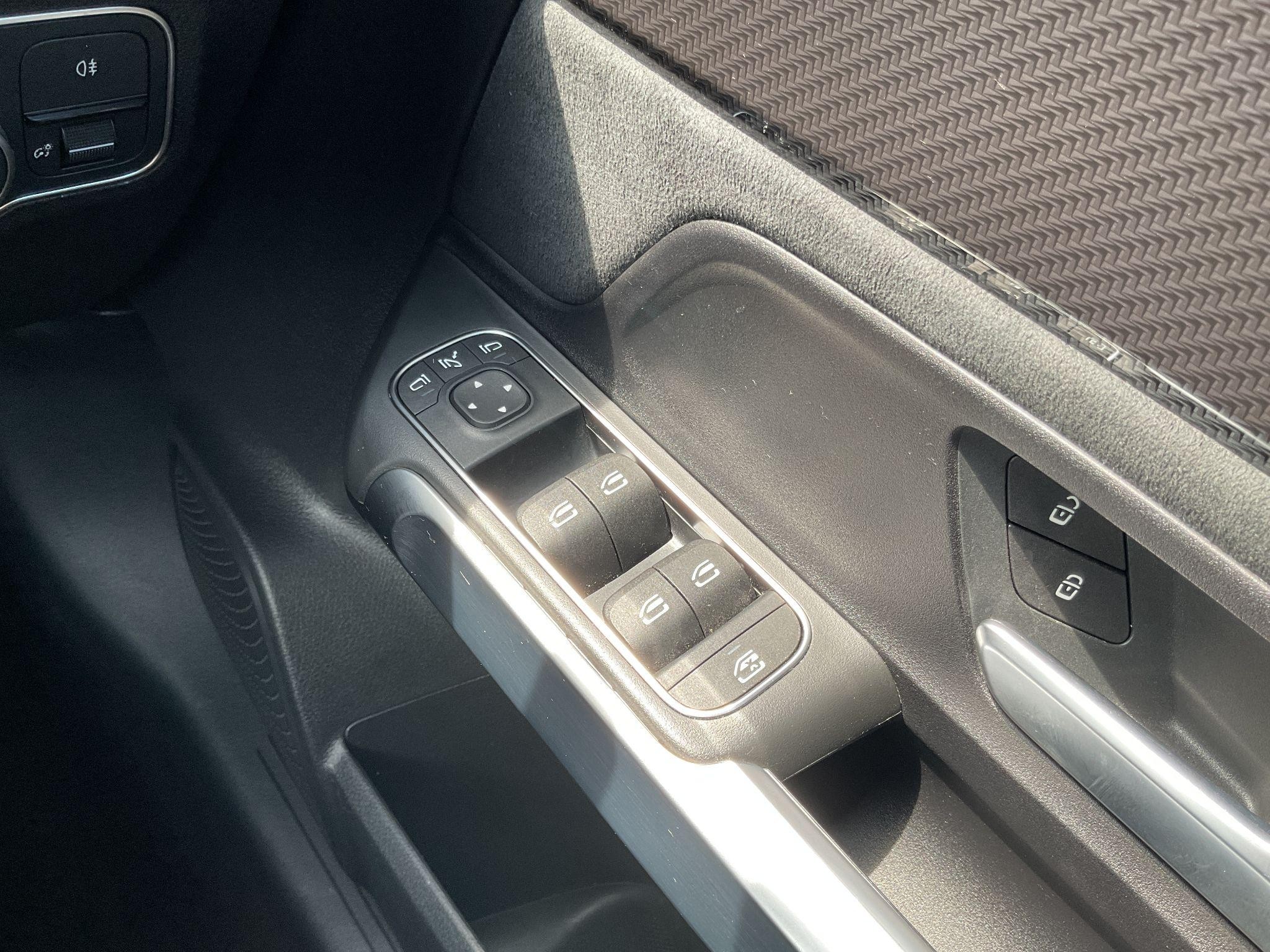 Mercedes-Benz GLB Image 17