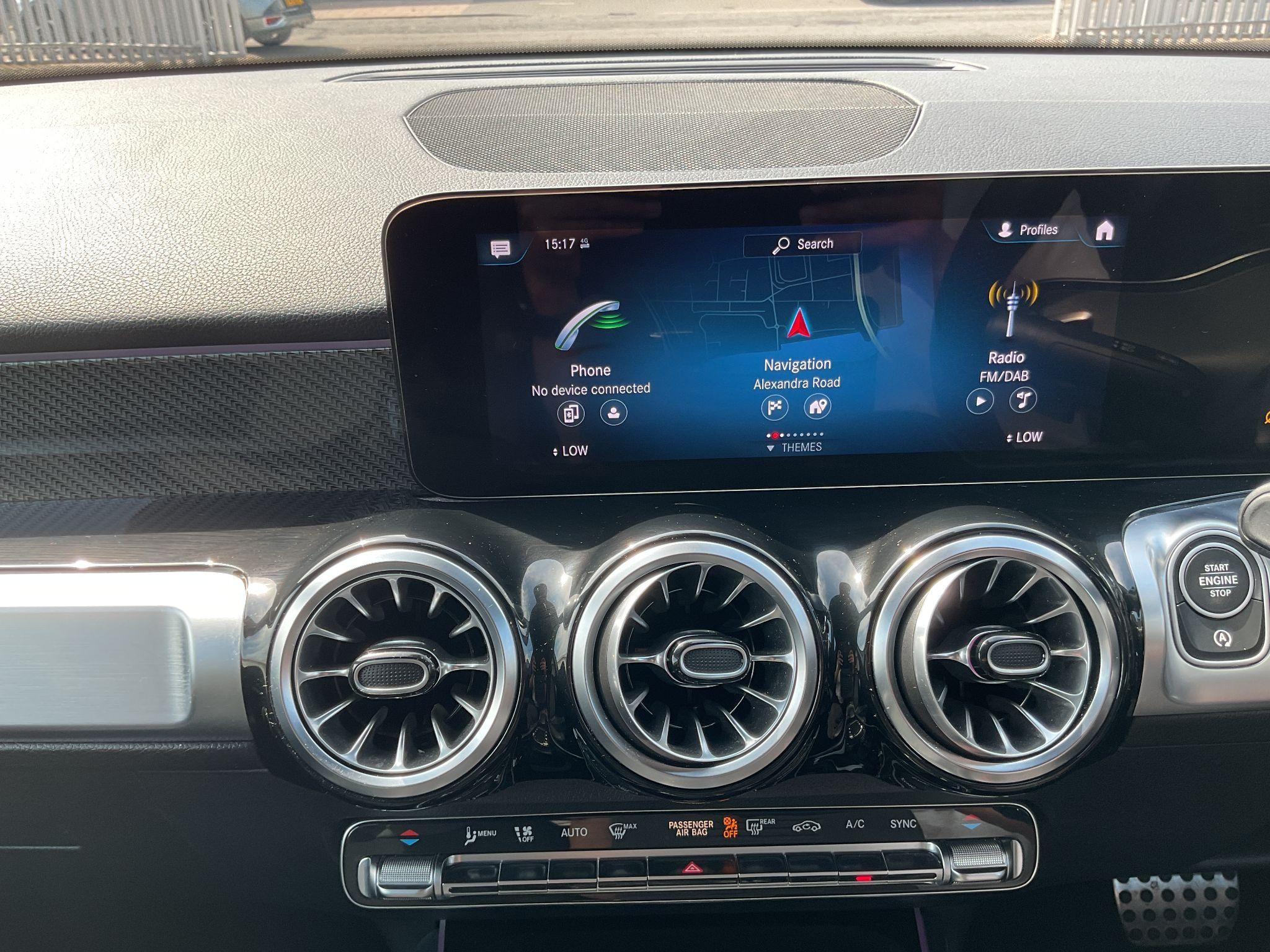 Mercedes-Benz GLB Image 25