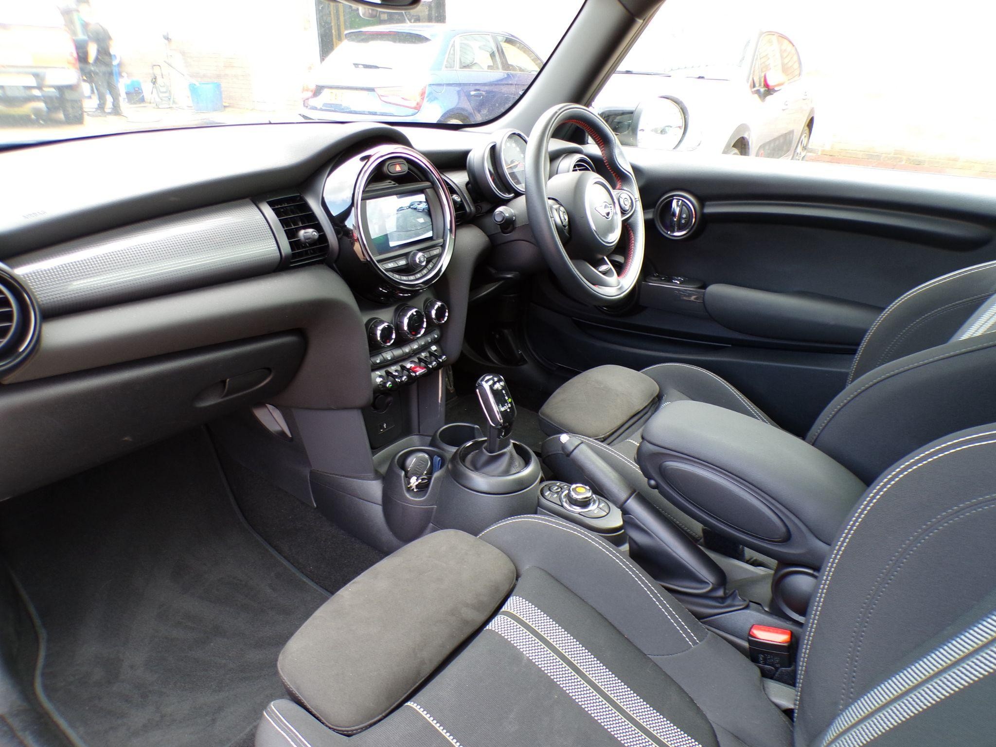 MINI Hatch Image 12