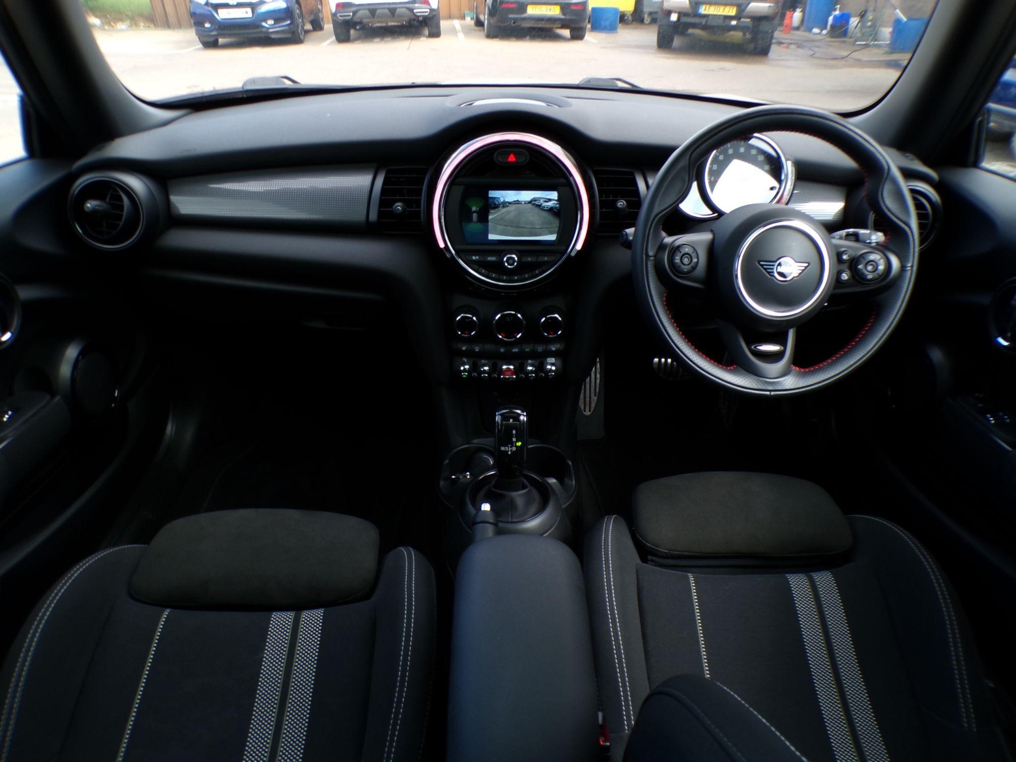 MINI Hatch Image 16