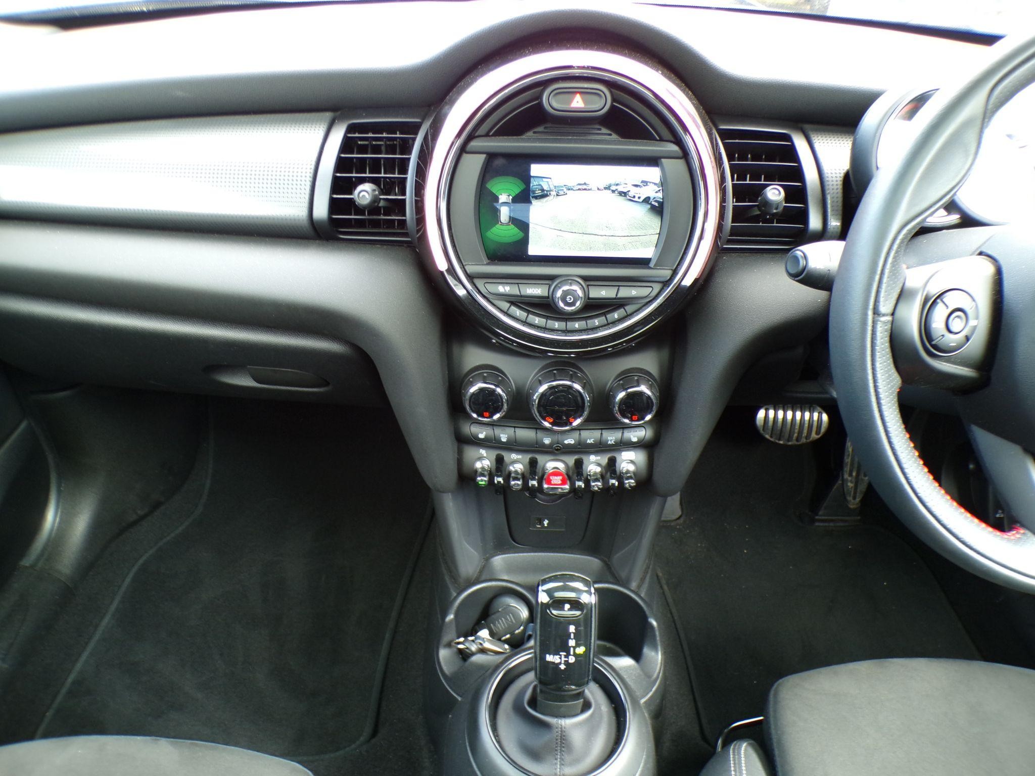 MINI Hatch Image 17