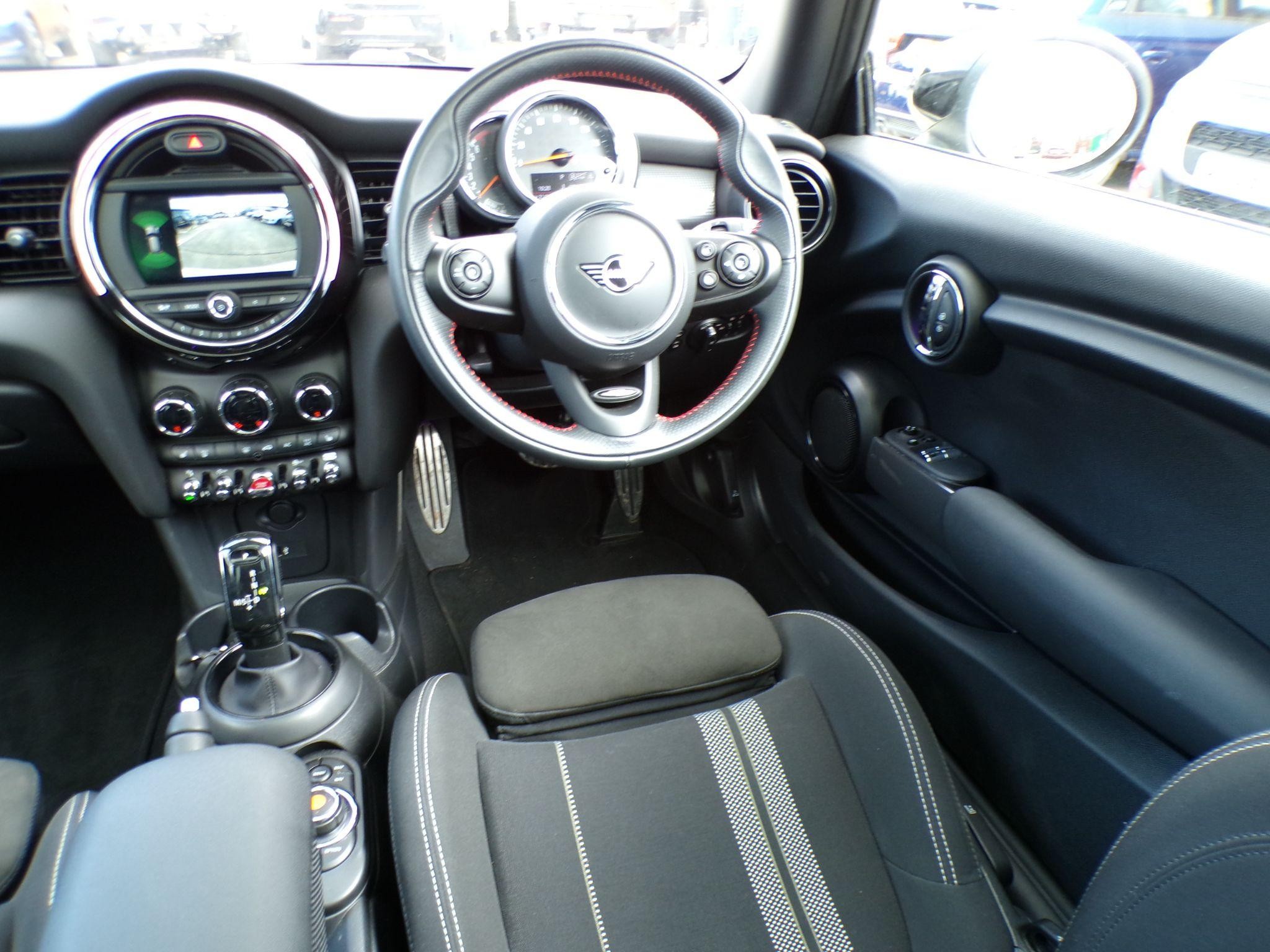 MINI Hatch Image 18