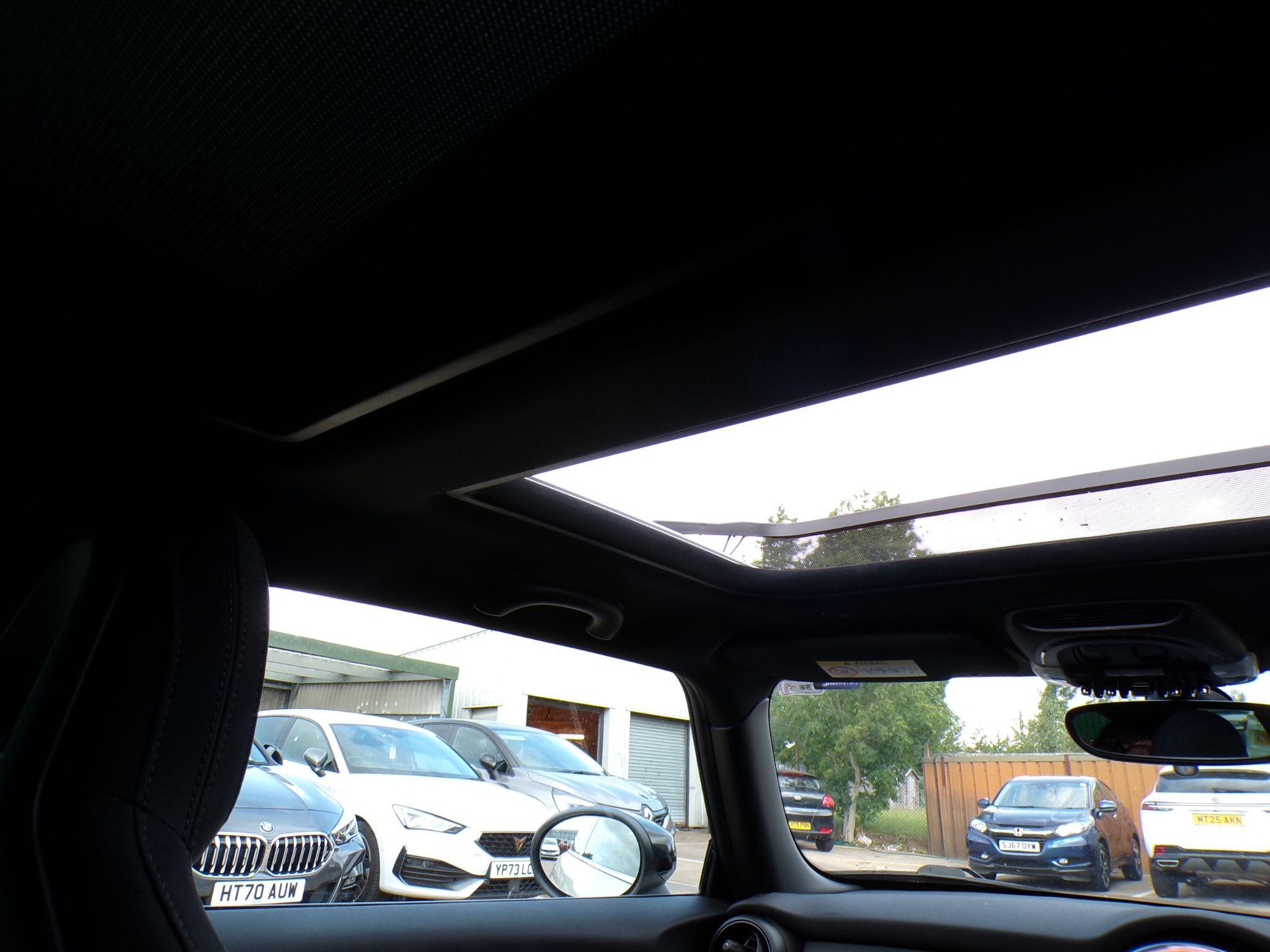 MINI Hatch Image 21