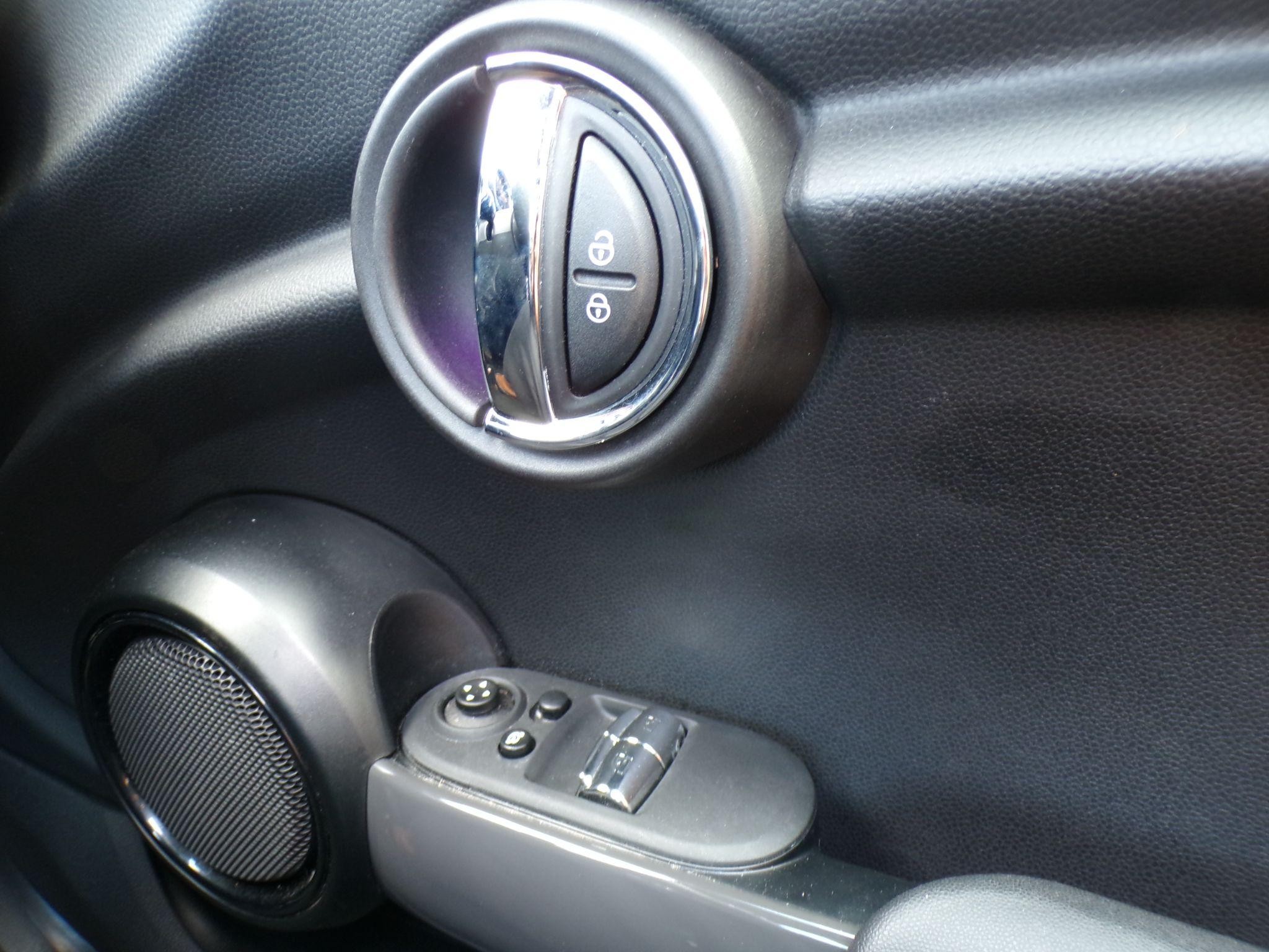 MINI Hatch Image 27