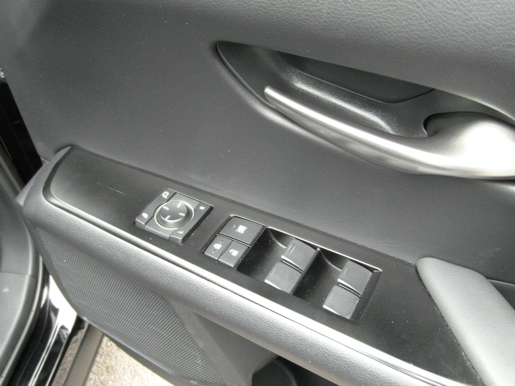 Lexus UX Self-Charging Hybrid Image 12