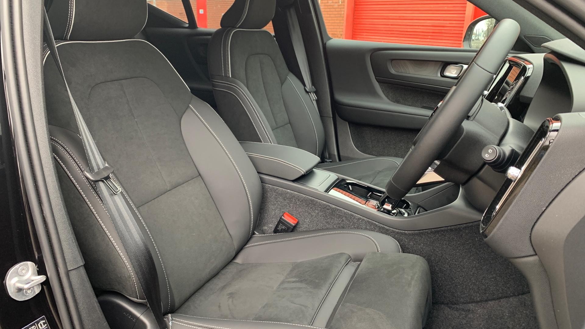 Volvo EX40 Image 9