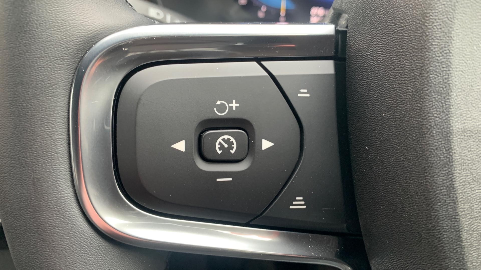 Volvo EX40 Image 18