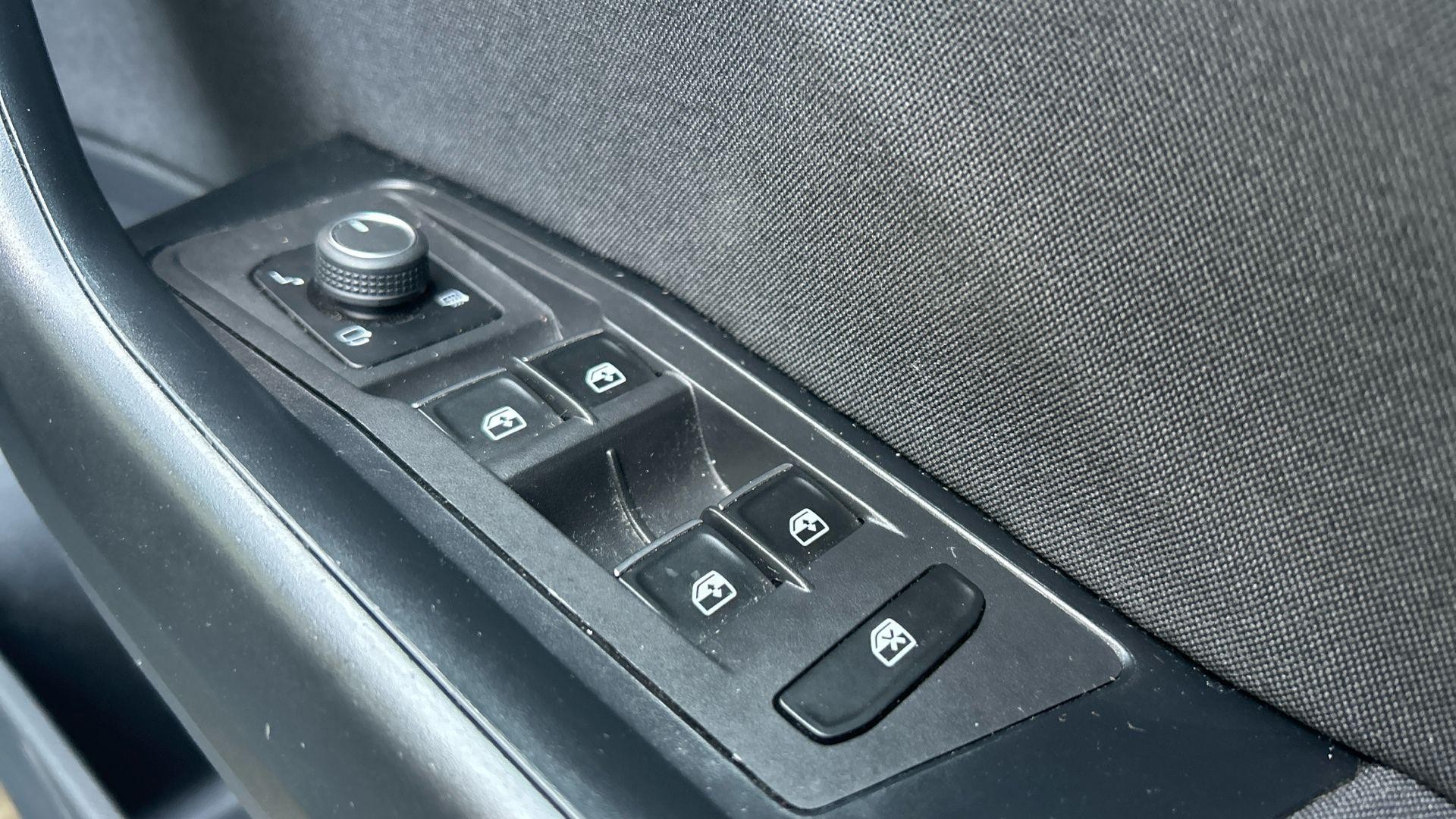 Volkswagen T-Roc Image 38