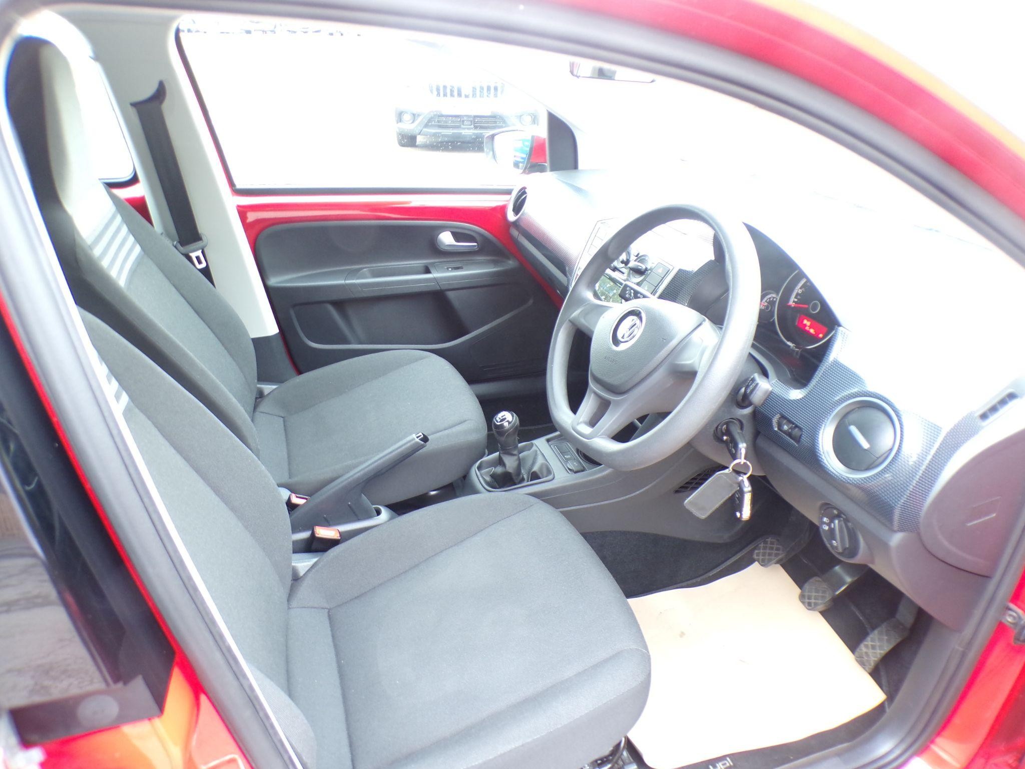 Volkswagen up! Image 10