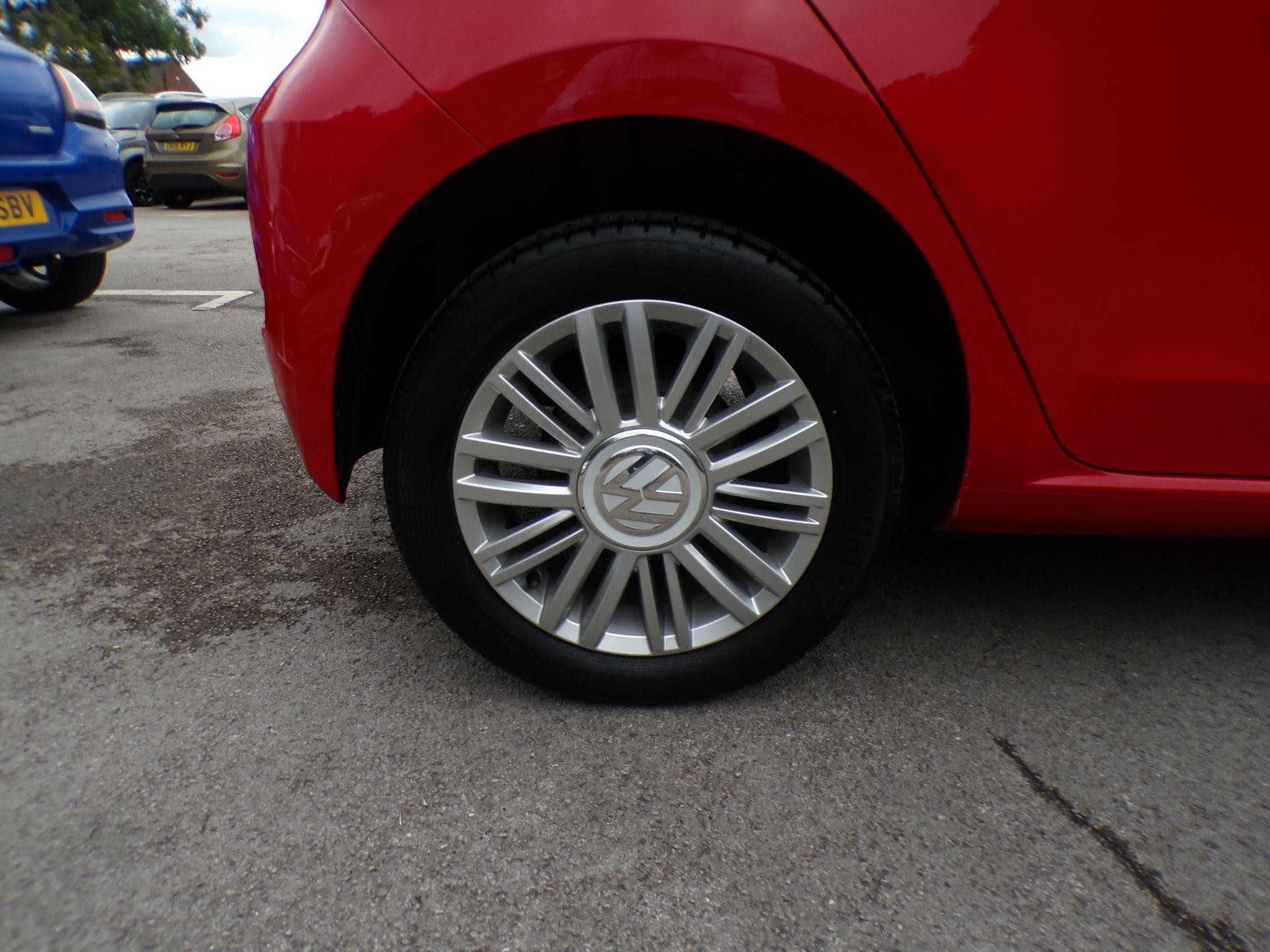 Volkswagen up! Image 16