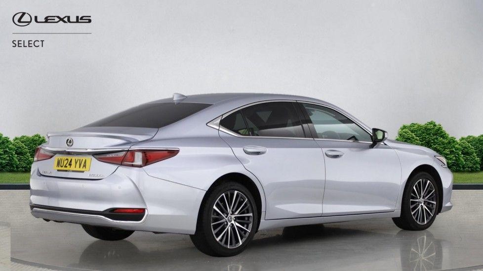 Lexus ES Image 10