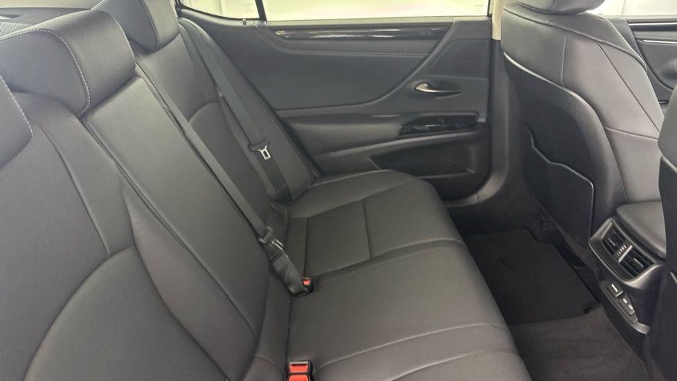 Lexus ES Image 14