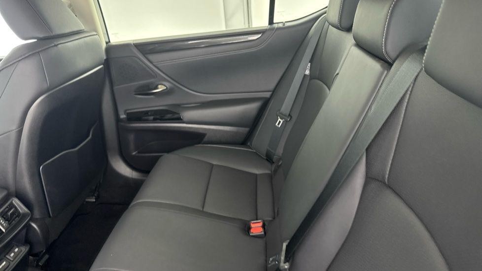 Lexus ES Image 19