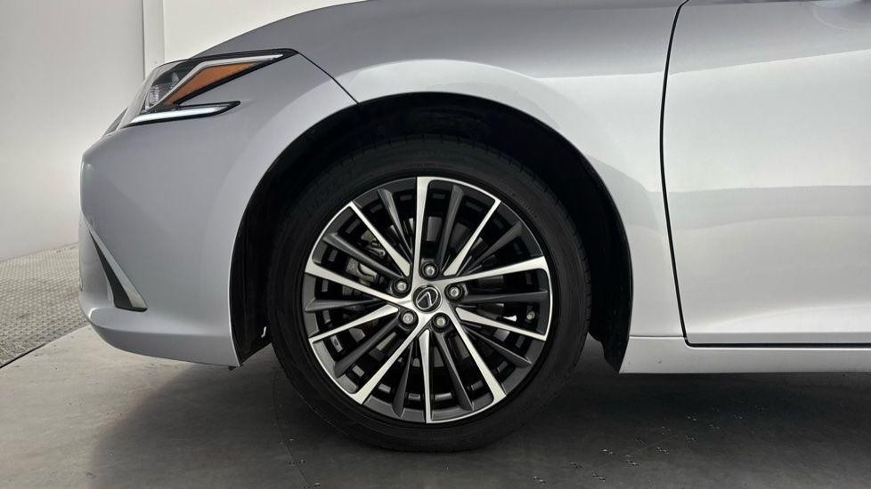 Lexus ES Image 21