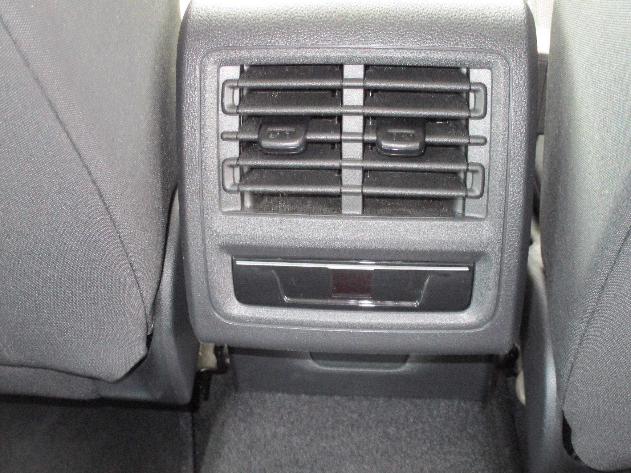 Volkswagen Golf Image 28
