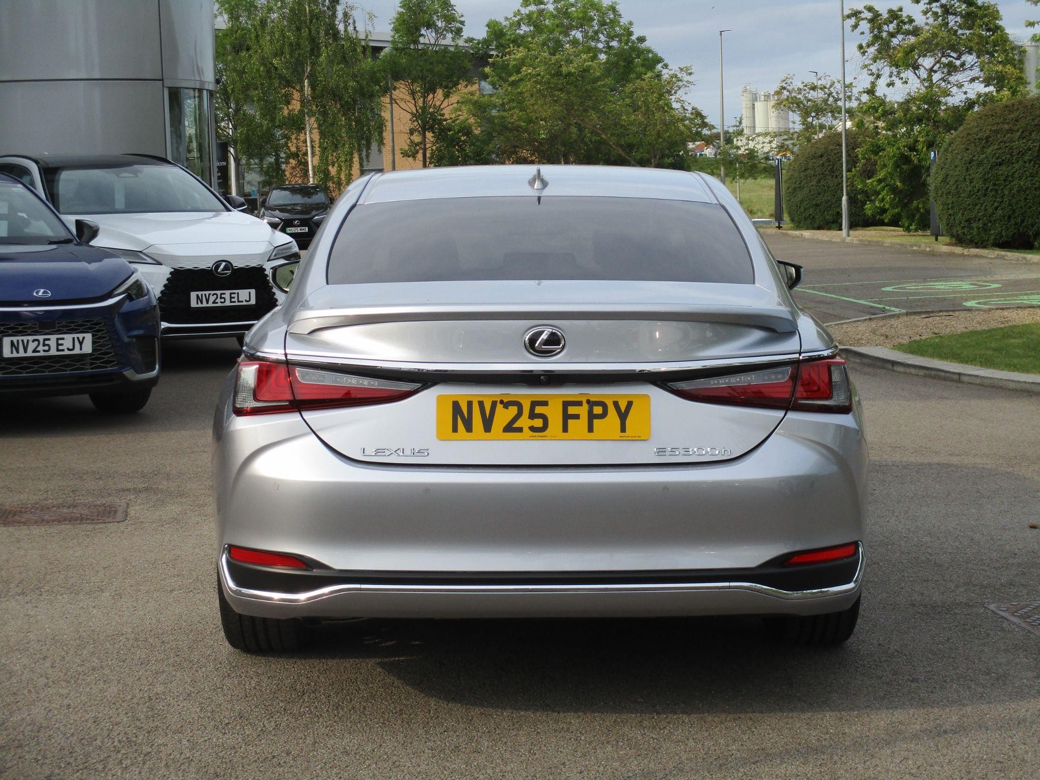 Lexus ES Image 6