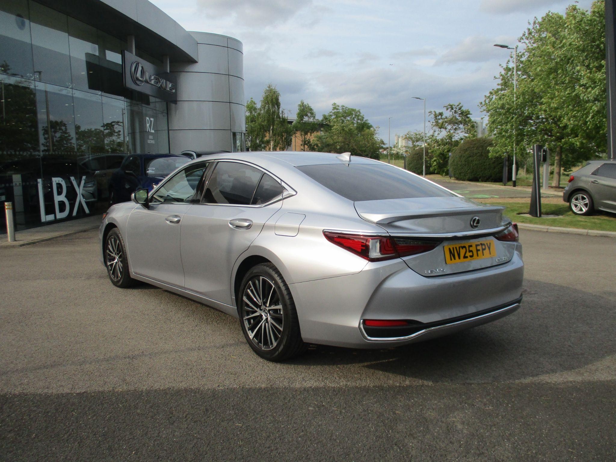 Lexus ES Image 7