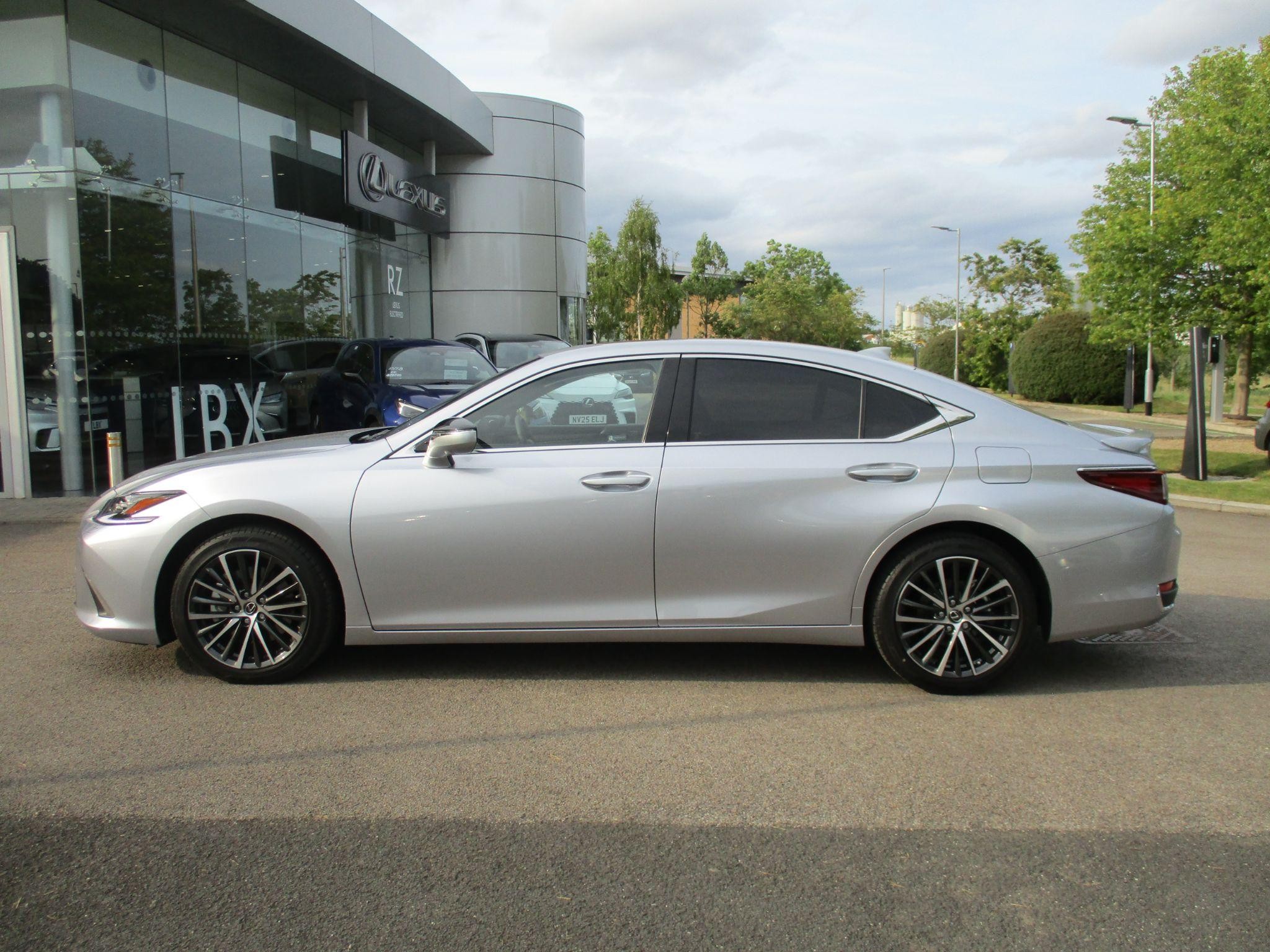 Lexus ES Image 8
