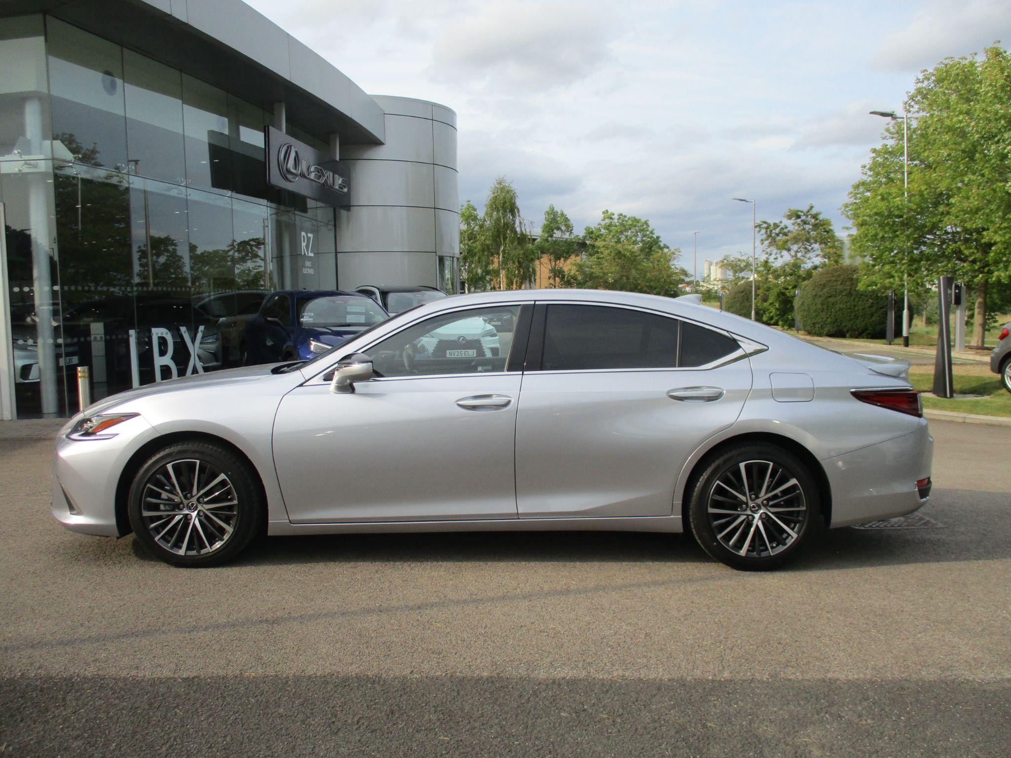 Lexus ES Image 9