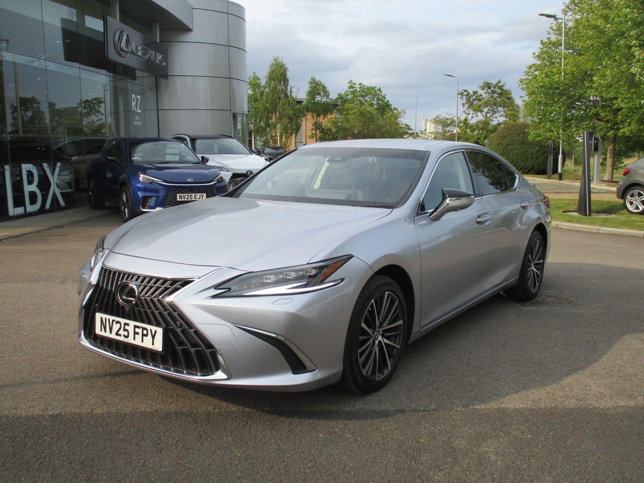 Lexus ES Image 10