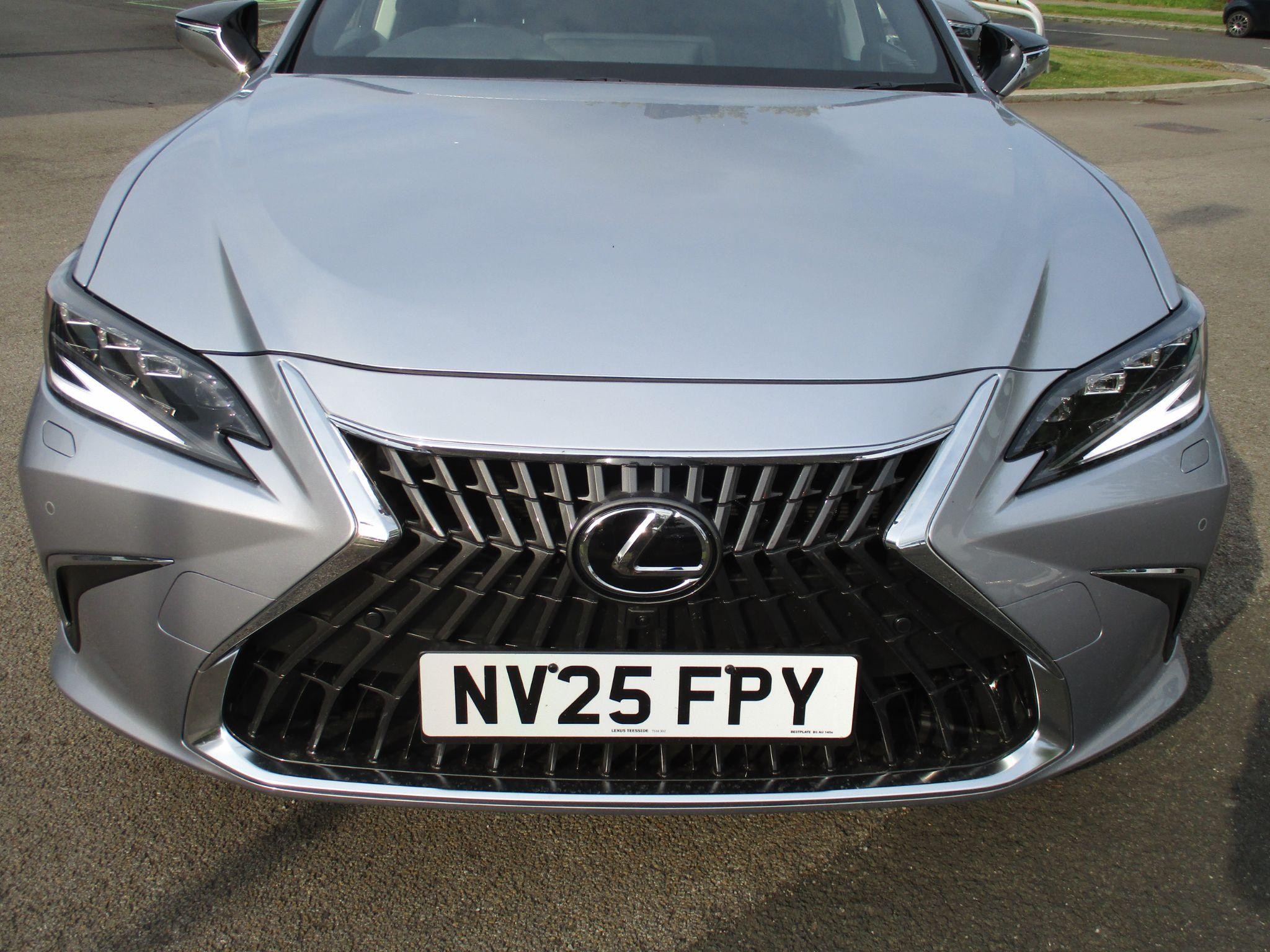 Lexus ES Image 12
