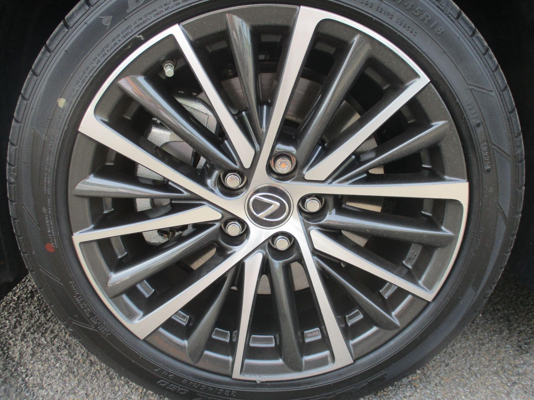 Lexus ES Image 13