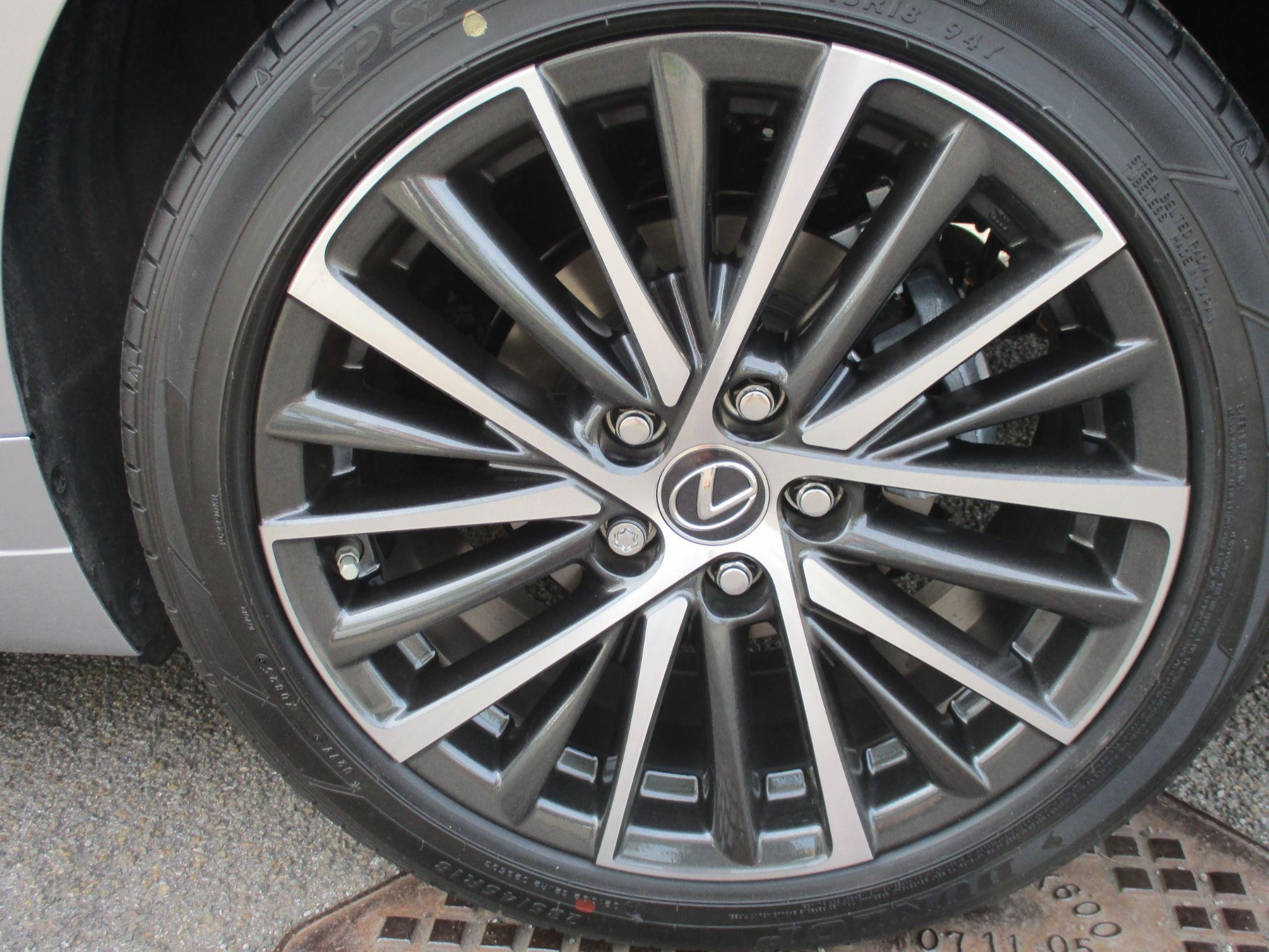 Lexus ES Image 15